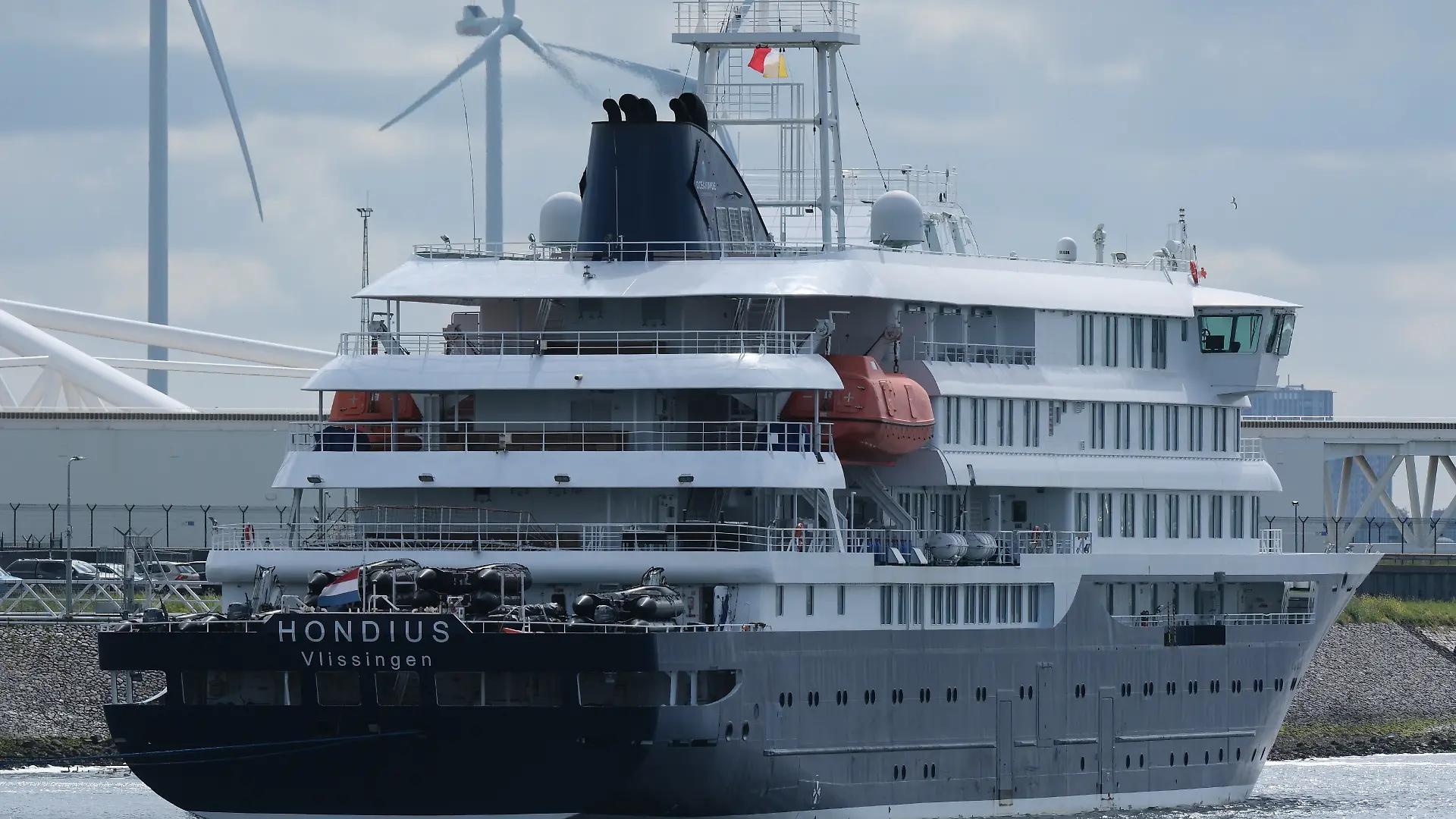 Das Kreuzfahrtschiff «Hondius» läuft in den Hafen von Rotterdam ein. (zu dpa: «Ende der Hantavirus-Quarantäne für Betroffene in Sicht») +++ dpa-Bildfunk +++
