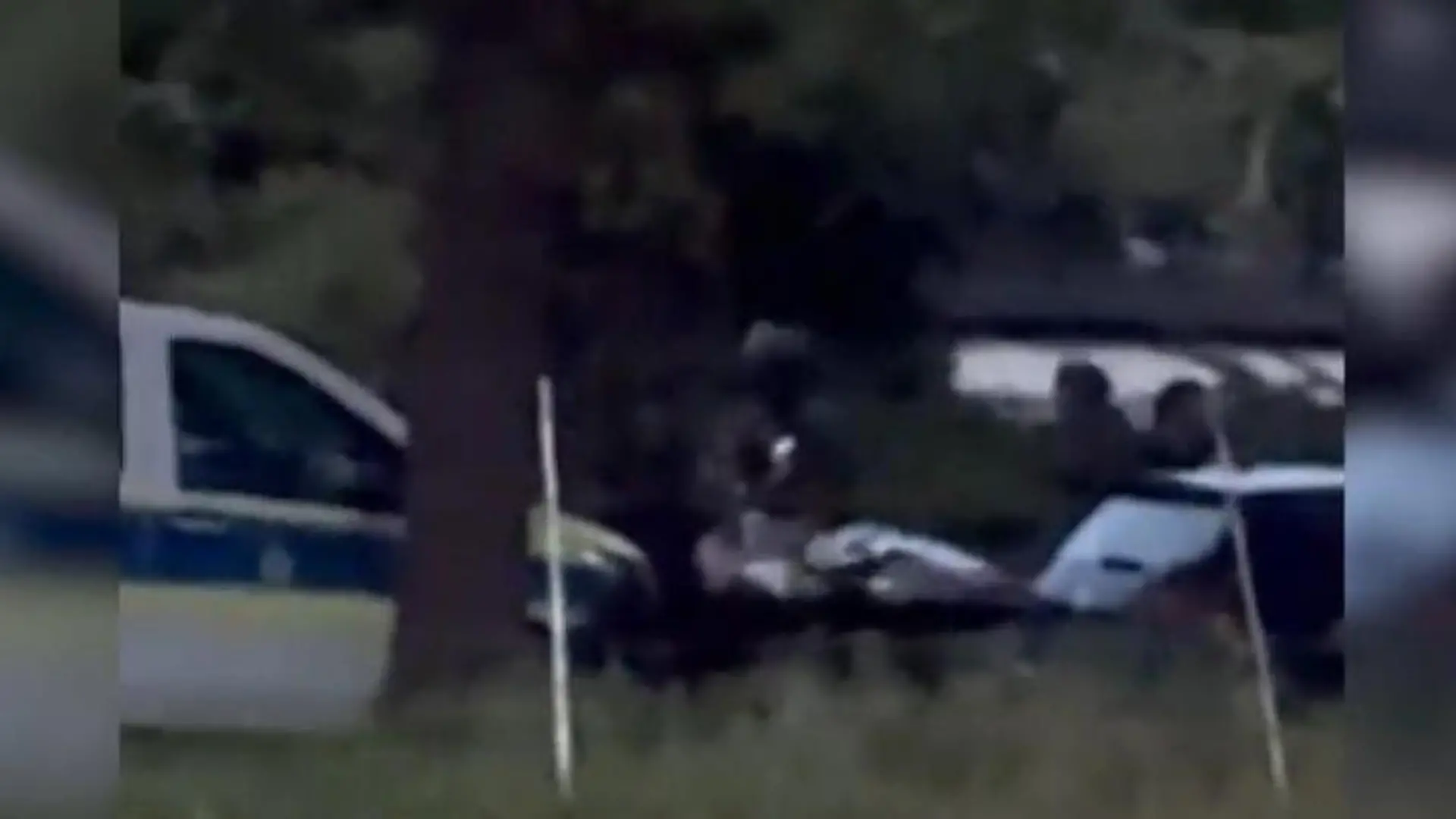 Sie haben ihn! Hier bringt die Polizei den Bremen-Killer weg Auf Maisfeld aufgespürt