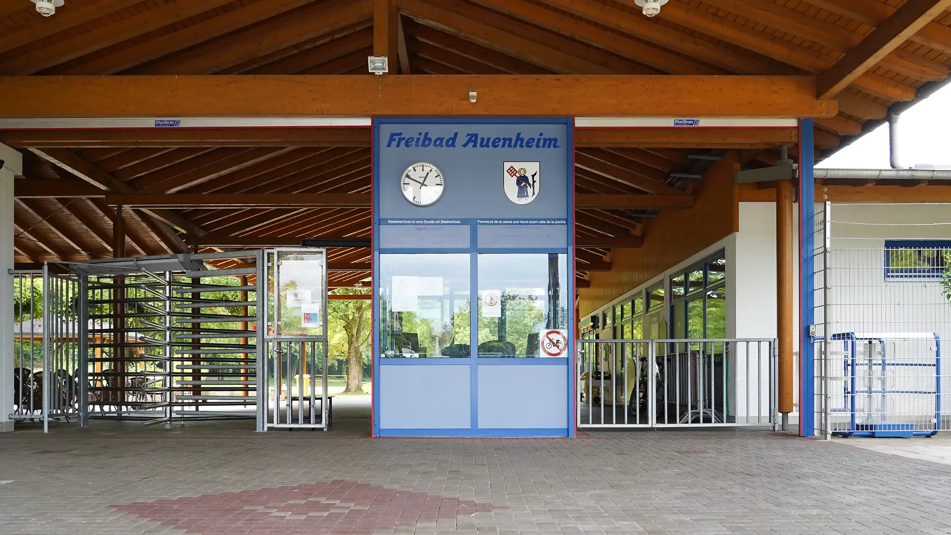 Der Eingangsbereich des Freibads. Nach Streitereien in Freibädern in Kehl (Ortenaukreis) an der Grenze zu Frankreich wollen die beiden Nachbarländer enger zusammenarbeiten, um weiteren Ärger zu verhindern.