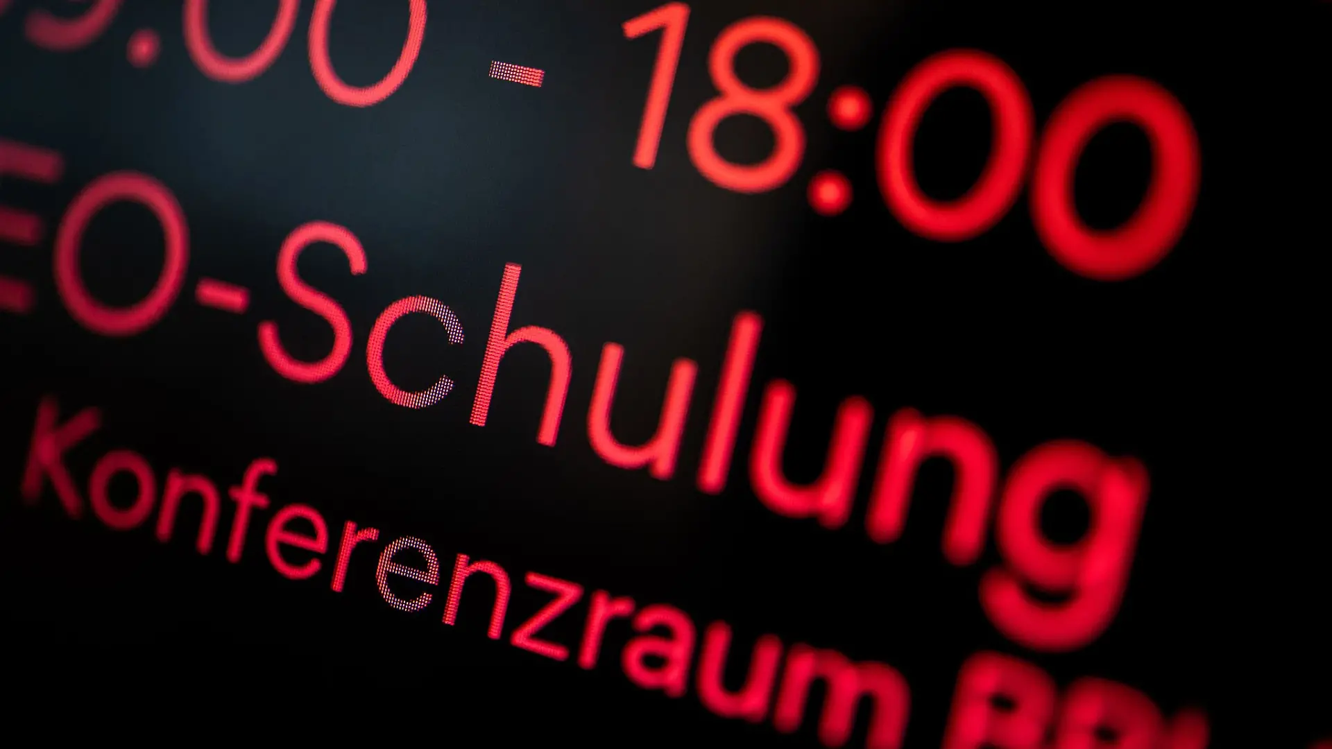 Der Arbeitgeber muss den Arbeitnehmer für alle Fortbildungen, die er angeordnet hat, freistellen und bezahlen.