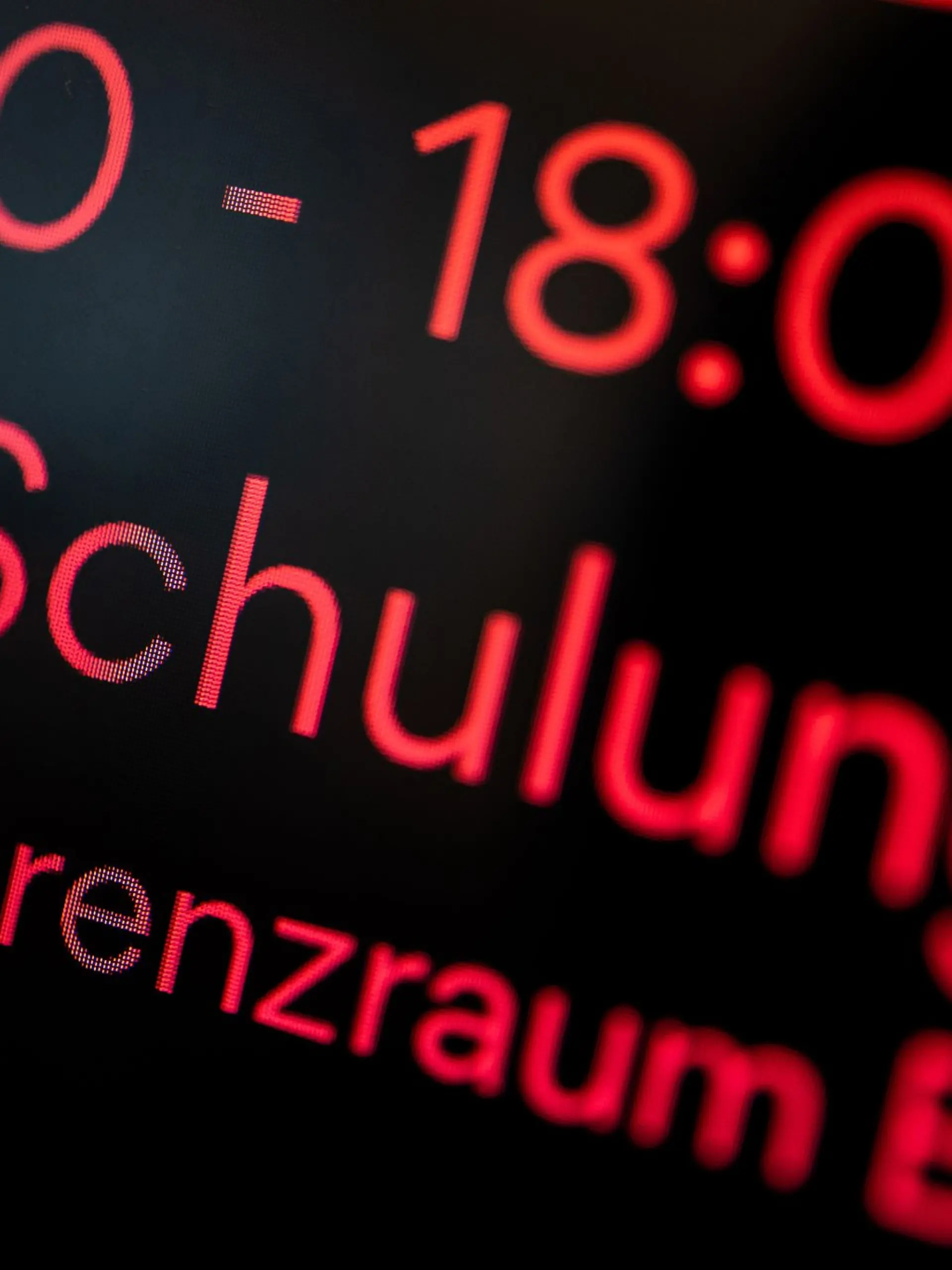Der Arbeitgeber muss den Arbeitnehmer für alle Fortbildungen, die er angeordnet hat, freistellen und bezahlen.