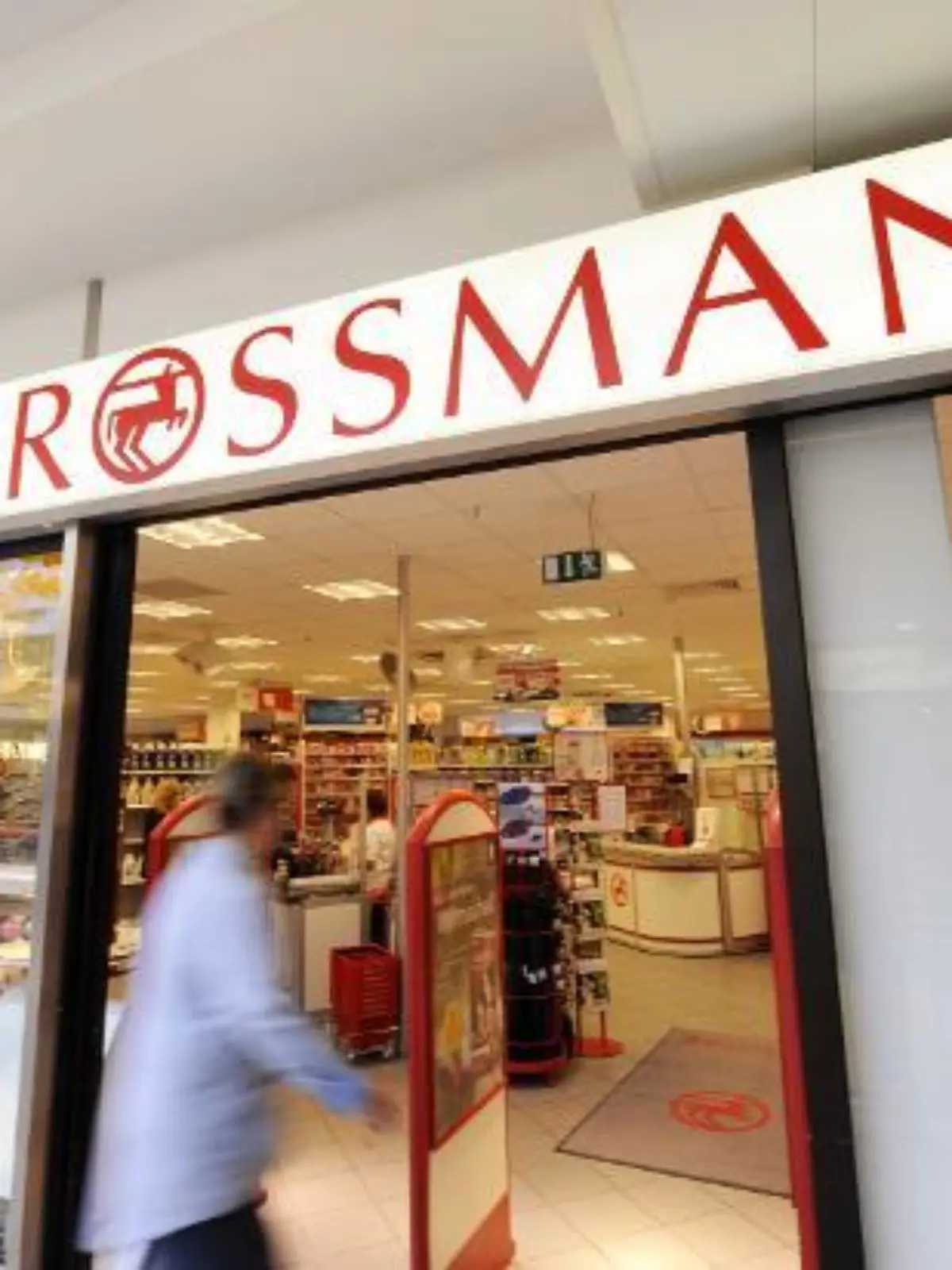 Eine Passantin geht am Mittwoch (15.04.2009) in ein Geschäft der Drogeriekette "Rossmann" in Hannover-Langenhagen. Deutschlands drittgrößte Drogeriemarktkette Rossmann will in diesem Jahr trotz der Wirtschaftskrise ihr hohesWachstumstempo beibehalten. Die Gruppe erwartet 2009 einen Gesamtumsatz von 4,4 Milliarden Euro, wie Rossmann am Mittwoch (15.04.2009) in Hannover mitteilte. Foto: Holger Hollemann dpa/lni +++(c) dpa - Report+++