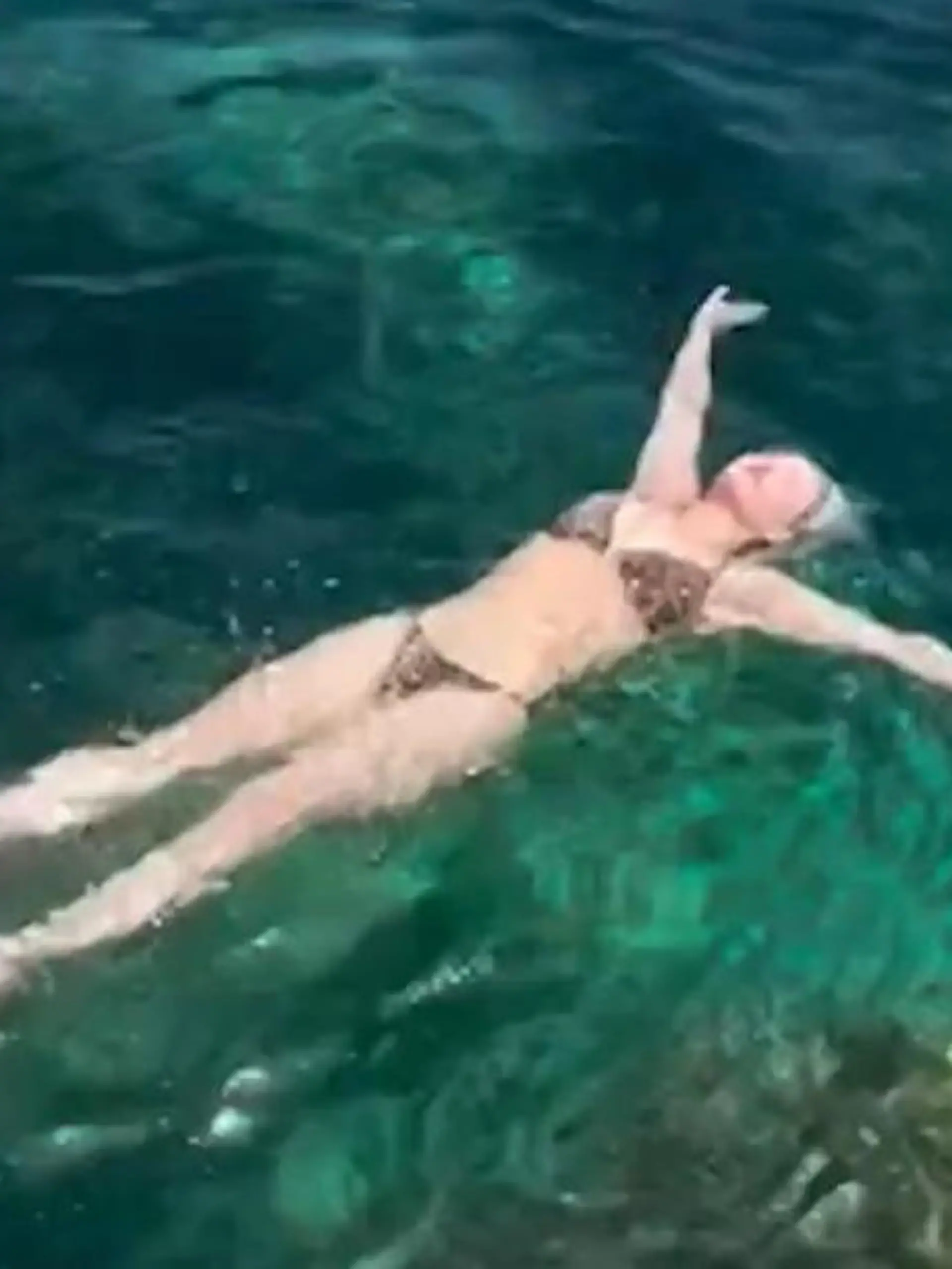 Bild zu: "„Kühles Blondes“! So sexy flieht Daniela Katzenberger vor Rekord-Hitze"