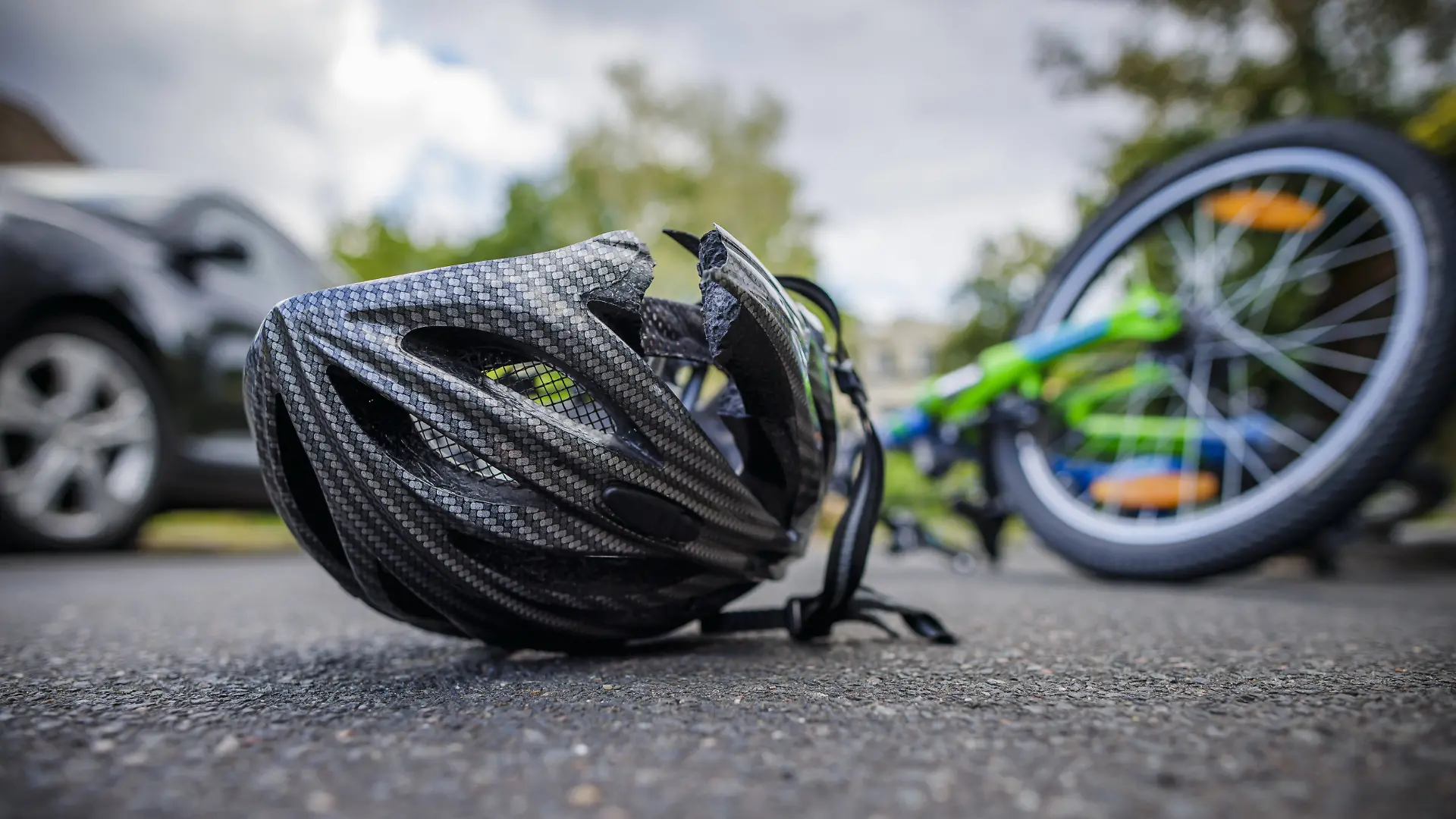 Eine 13-jährige Radfahrerin wird bei Stammham von einem weißen Pritschenwagen erfasst und schwer verletzt. Der Fahrer flüchtet. (Symbolbild)