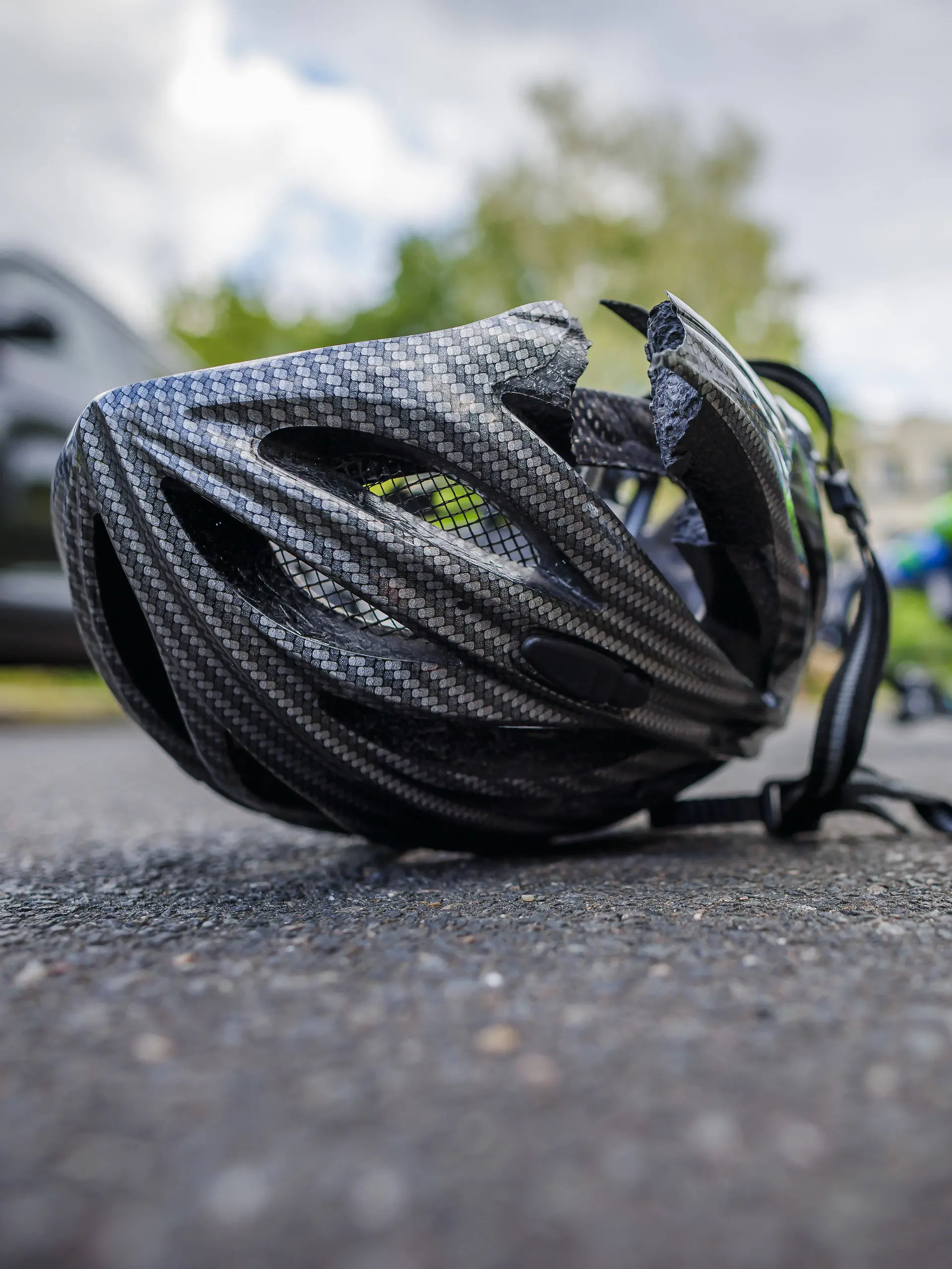 Eine 13-jährige Radfahrerin wird bei Stammham von einem weißen Pritschenwagen erfasst und schwer verletzt. Der Fahrer flüchtet. (Symbolbild)