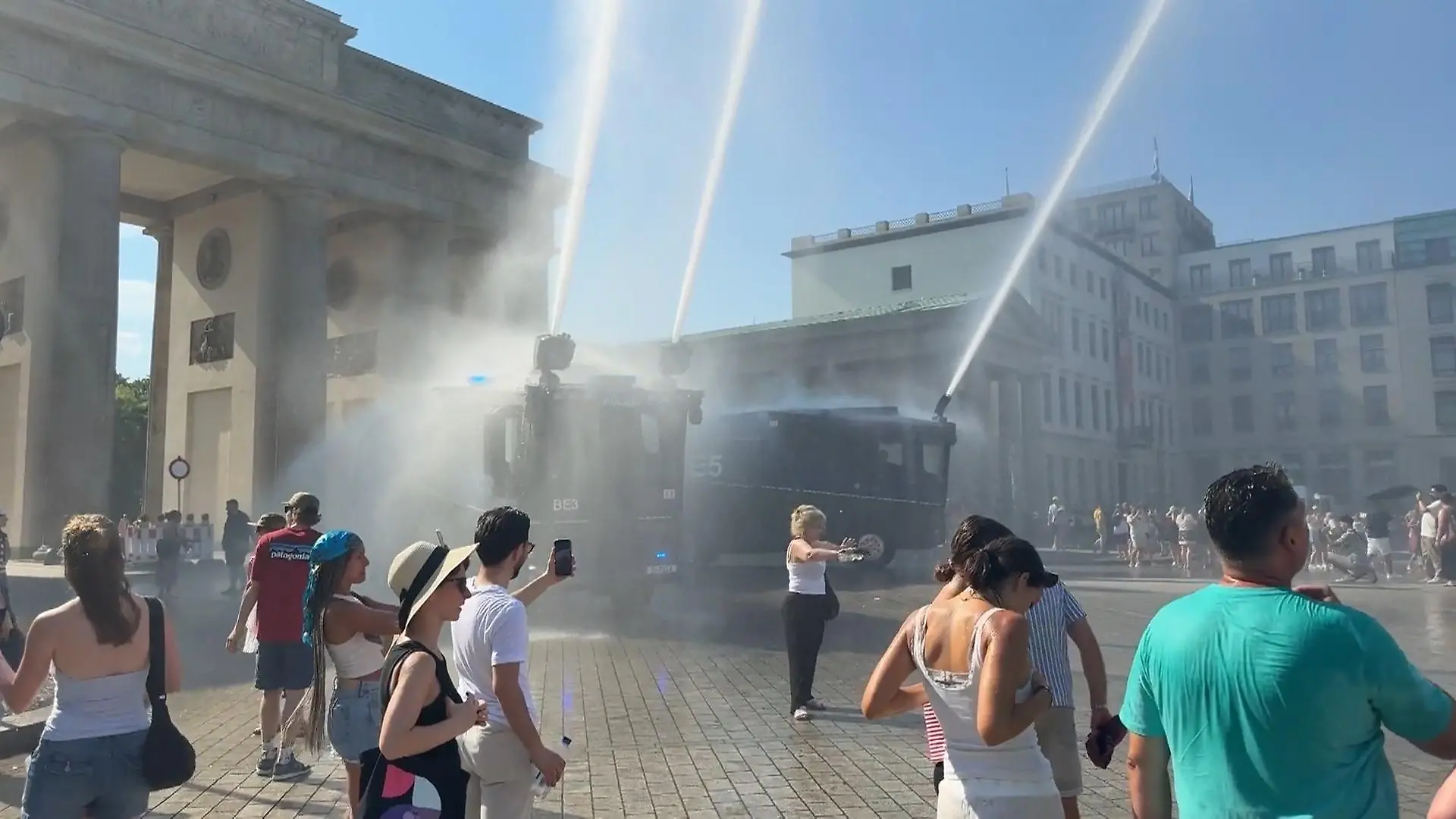 Wasserwerfer FÜR Menschen! Polizei hilft im Kampf gegen die Hitze Plötzlich wird gejubelt