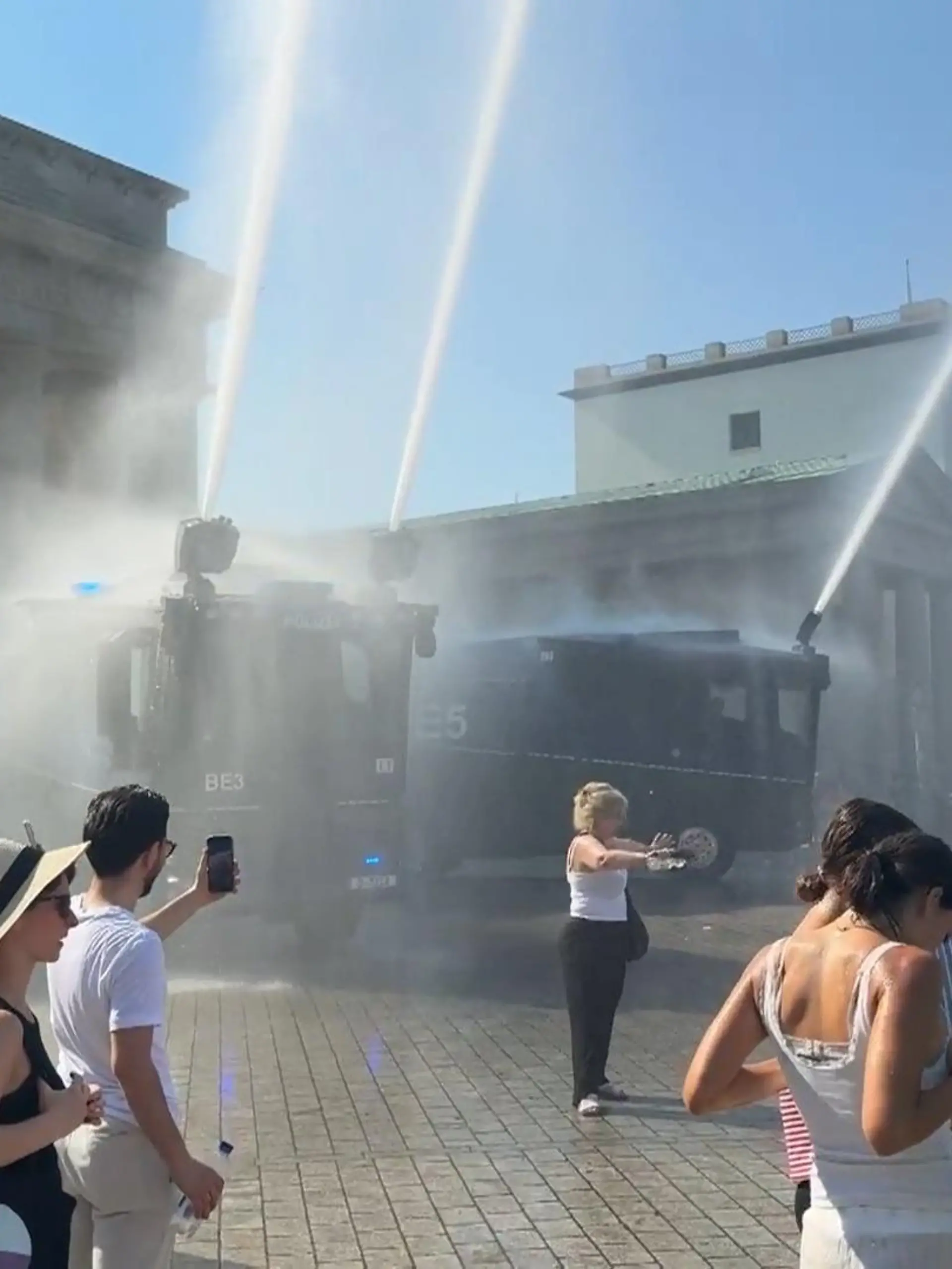 Bild zu: "Wasserwerfer FÜR Menschen! Polizei hilft im Kampf gegen die Hitze"