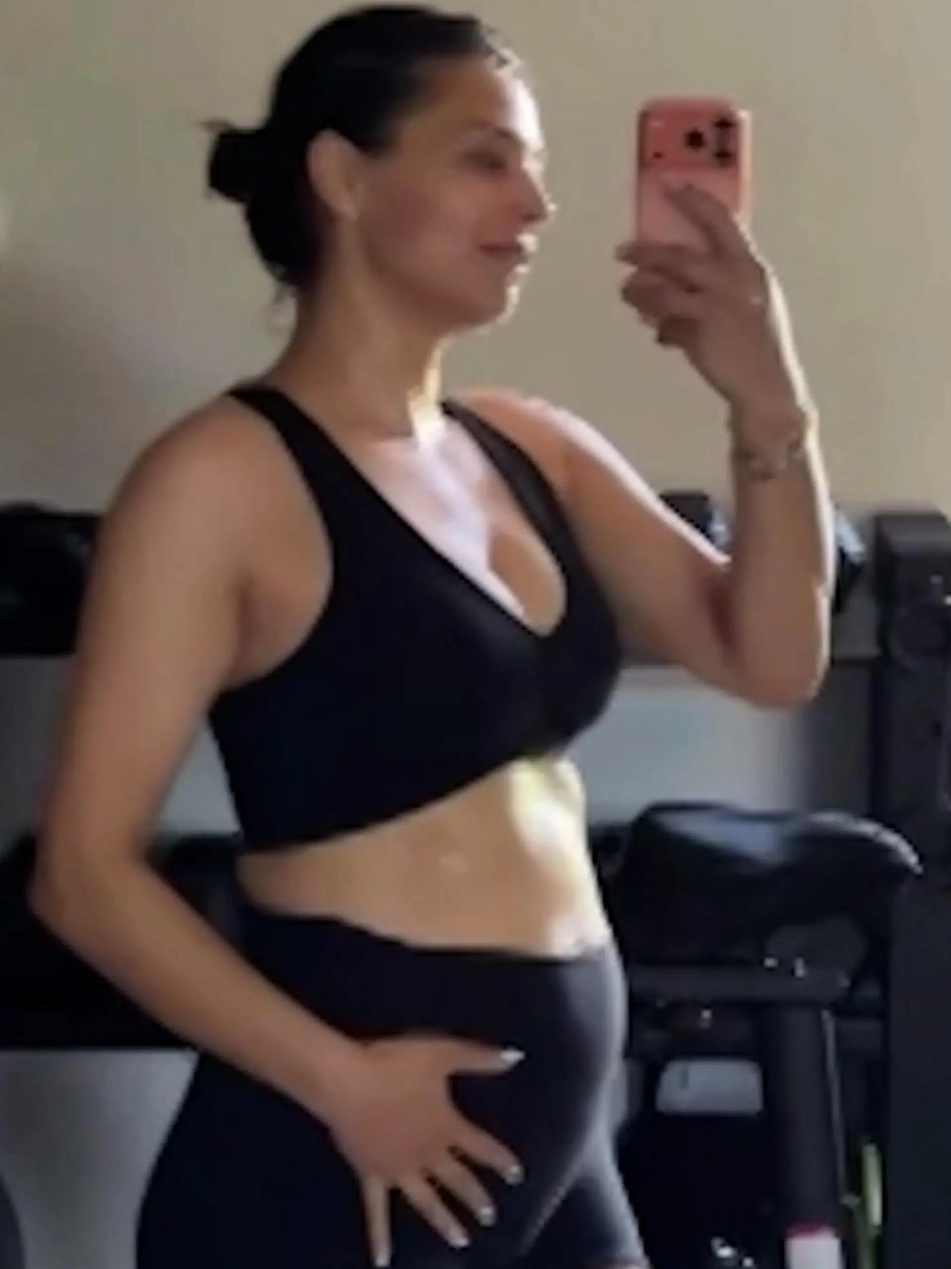 Bild zu: "Schwangere Amira Aly sorgt für Fan-Zoff – wegen Hitze-Workout trotz Babybauch!"