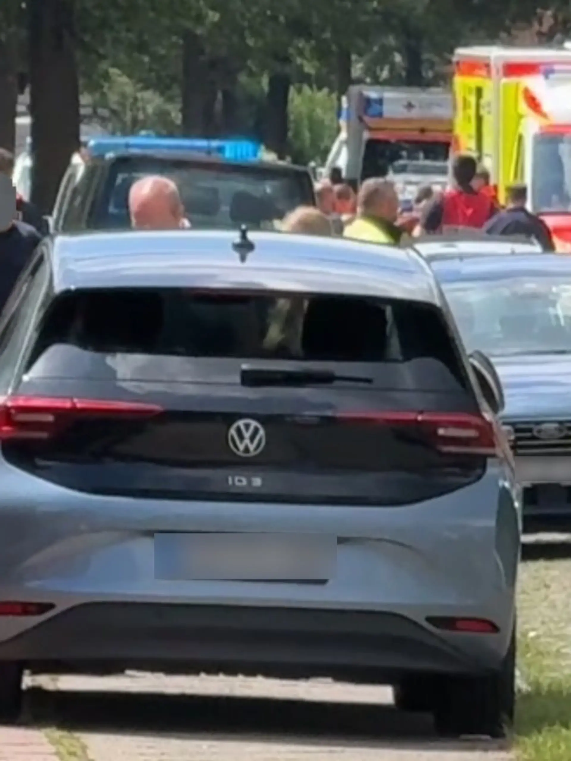 Polizisten und Rettungskräfte sichern den Bereich rund um den Tatort in der Stader Innenstadt.