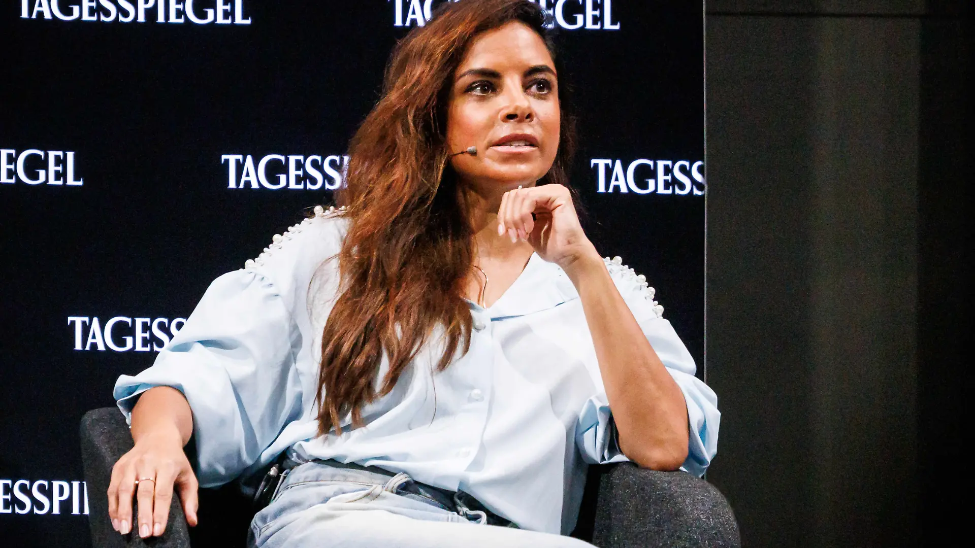 Collien Fernandes, Schauspielerin, im Gespräch mit den Moderatoren Christian Tretbar, Chefredakteur, und Laura Himmelreich, stellvertretende Chefredakteurin, beim Tagesspiegel-Hauptstadtgespräch «Der Preis des Muts» im Deutschen Theater.