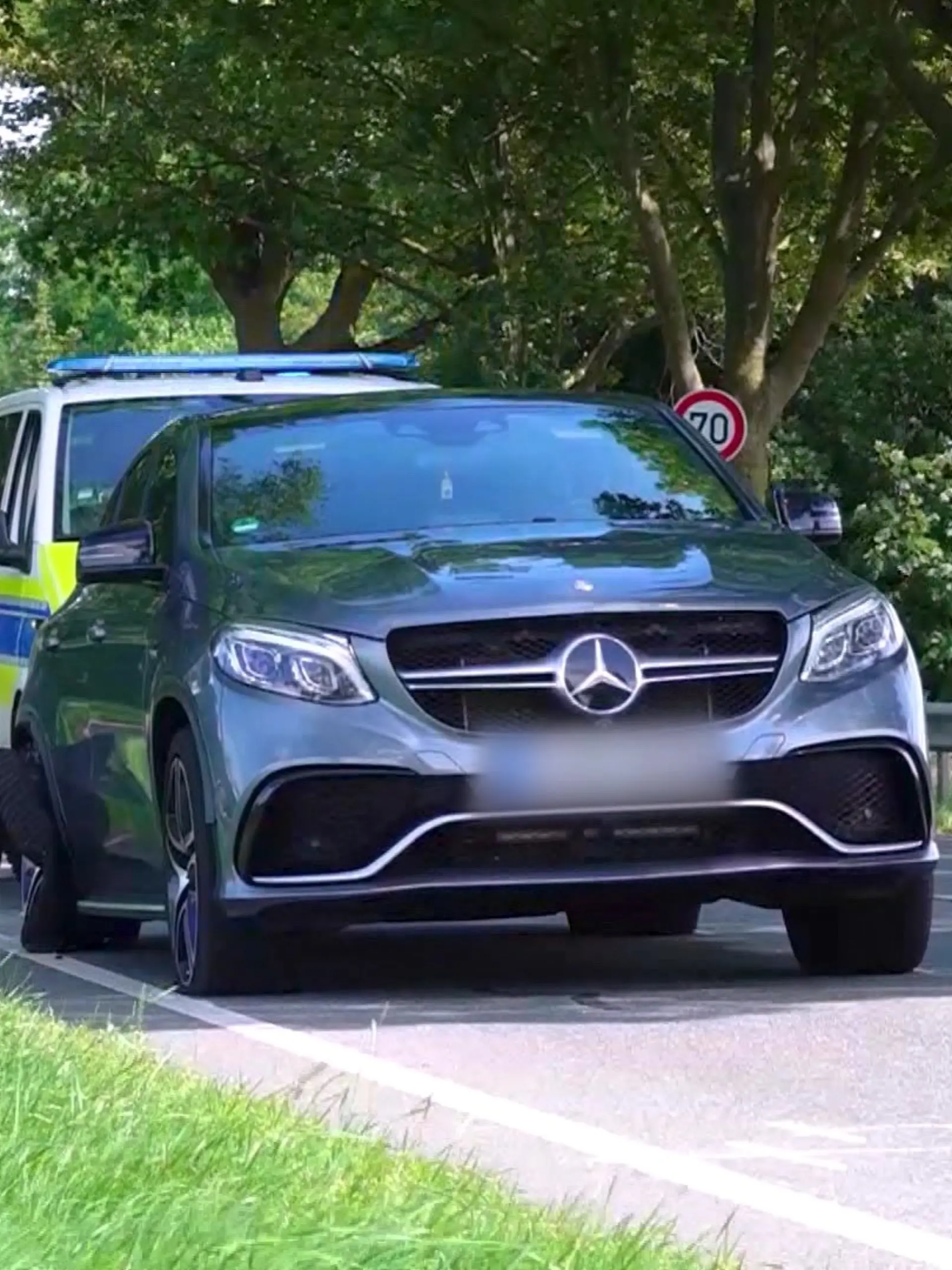 Nach der Bluttat in Stade rückt eine 65-Jährige in den Fokus der Ermittler. Sie soll den mutmaßlichen Schützen mit einem Mercedes vom Tatort weggefahren haben.