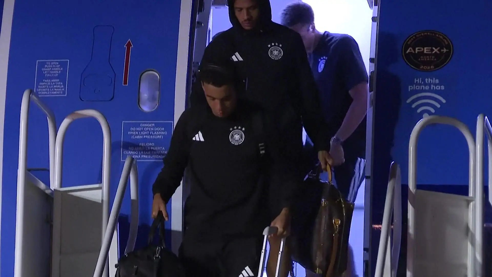 HIER kehren die gefallenen DFB-Helden ins Hotel zurück Köpfe gesenkt