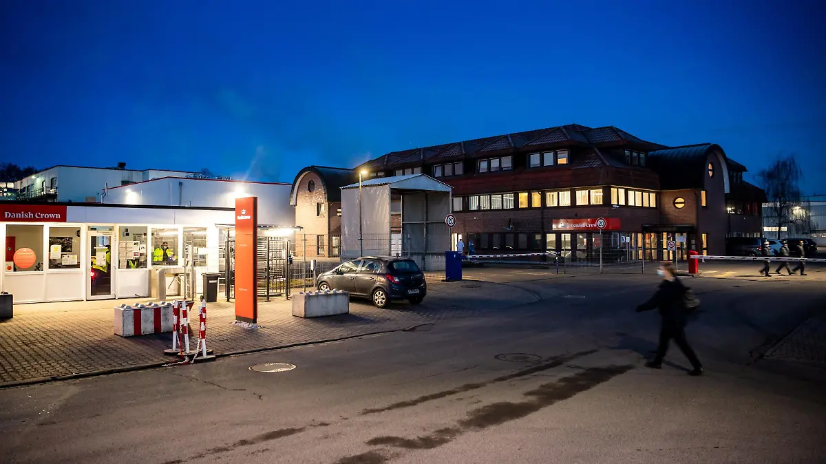 Mitarbeiter laufen über das Gelände vom Unternehmen "Danish Crown".  (Symbolbild)