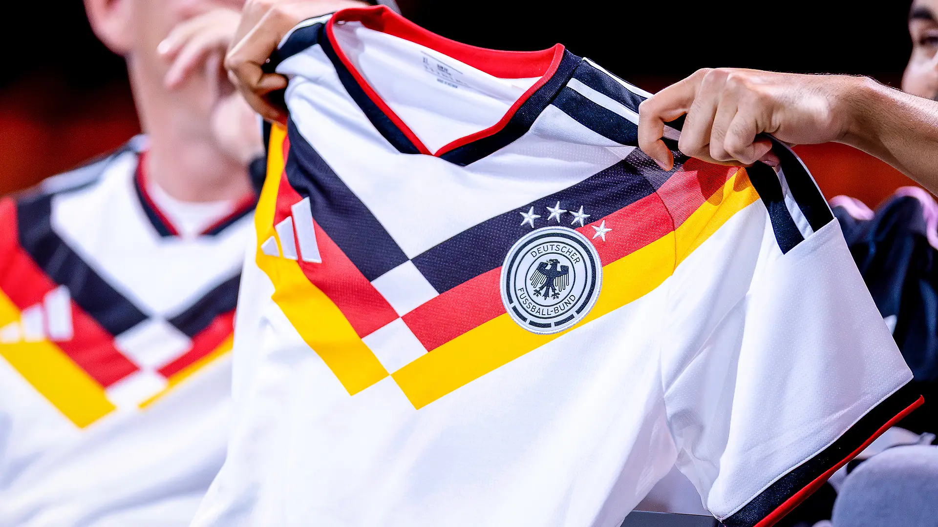 09.11.2025, Das neue Retro Look Heimtrikot der deutschen Fußball Nationalmannschaft in Nahaufnahme