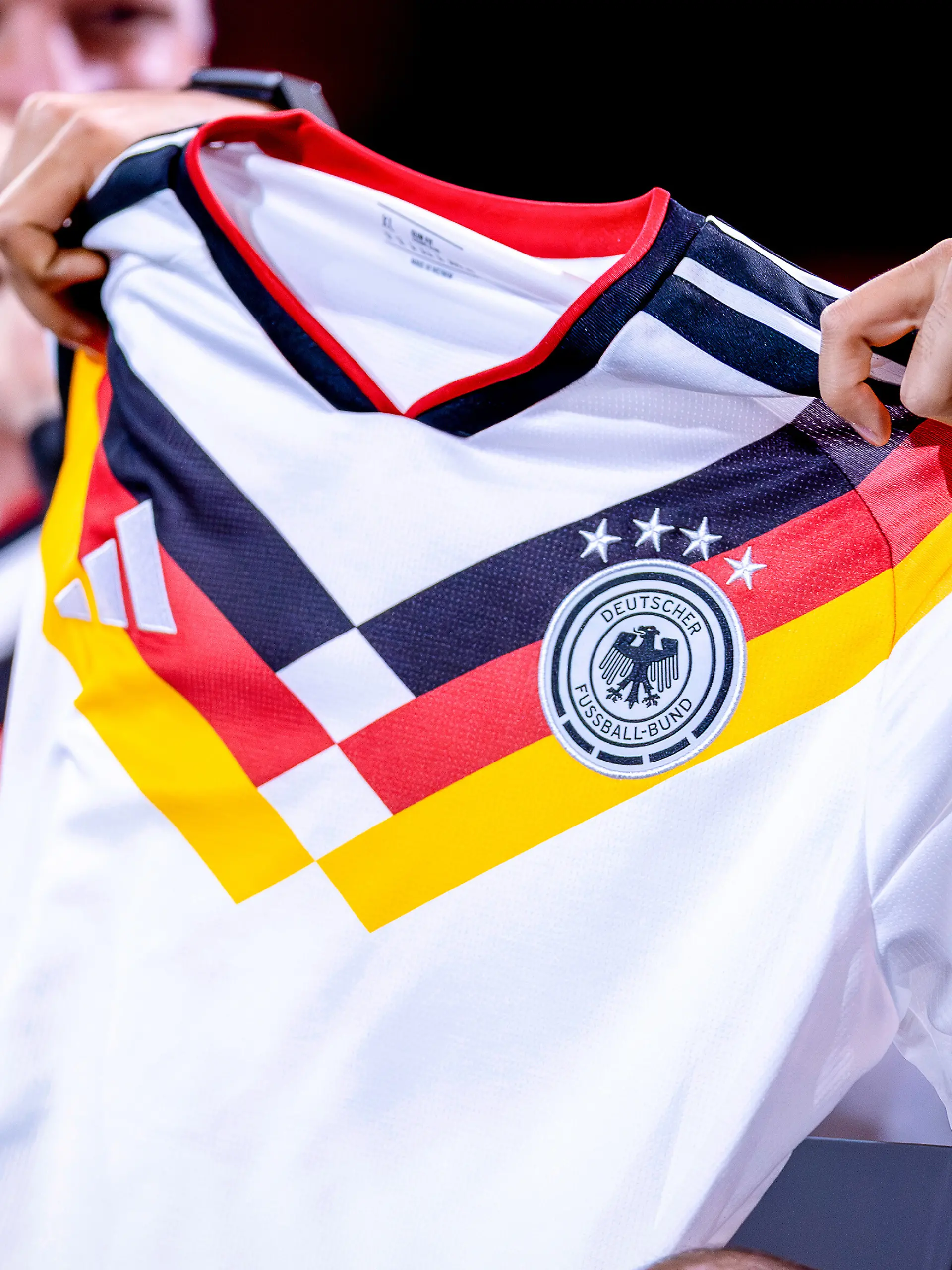 09.11.2025, Das neue Retro Look Heimtrikot der deutschen Fußball Nationalmannschaft in Nahaufnahme