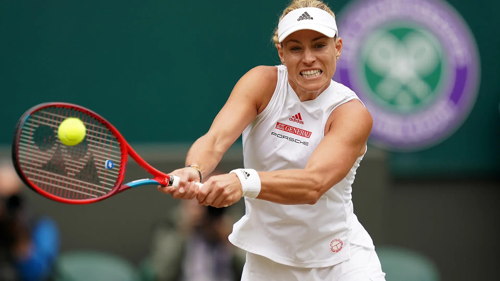 08.07.2021, Großbritannien, London: Tennis: Grand Slam, Wimbledon, WTA-Tour, Einzel, Damen, Halbfinale, Barty (Australien) - Kerber (Deutschland). Angelique Kerber in Aktion. Foto: John Walton/PA Wire/dpa +++ dpa-Bildfunk +++