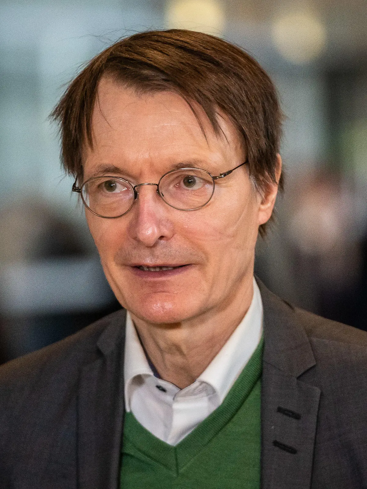 ARCHIV - 04.03.2021, Berlin: Karl Lauterbach, SPD-Gesundheitsexperte, spricht im im Deutschen Bundestag mit Reportern. (zu dpa: "Lauterbach räumt ein: «Hendrik Streeck hatte voll recht»") Foto: Michael Kappeler/dpa +++ dpa-Bildfunk +++