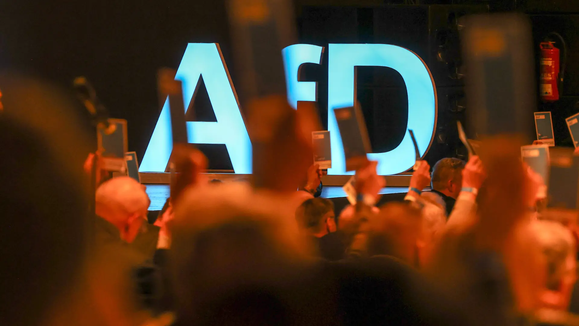 Delegierte stimmen beim Landesparteitag der AfD Sachsen-Anhalt im Alten Theater ab. Es ist der erste Parteitag nach der Bundestagswahl 2025. Interne Streitigkeiten überschatten den Landesparteitag der AfD in Sachsen-Anhalt und man will über Abwahlanträge zweier Mitglieder abstimmen.