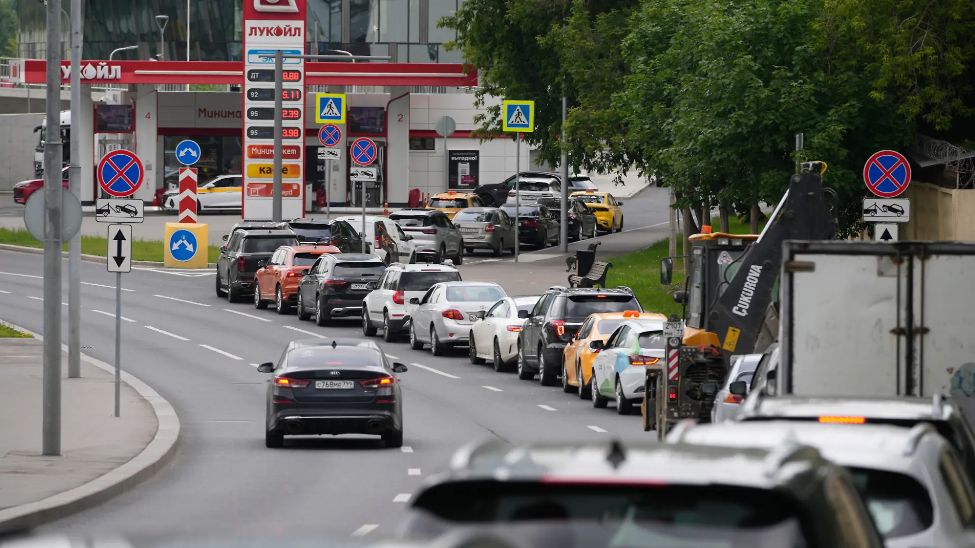Cars line up at a Lukoil gas station in Moscow, Monday, June 29, 2026. (AP Photo/Pavel Bednyakov)