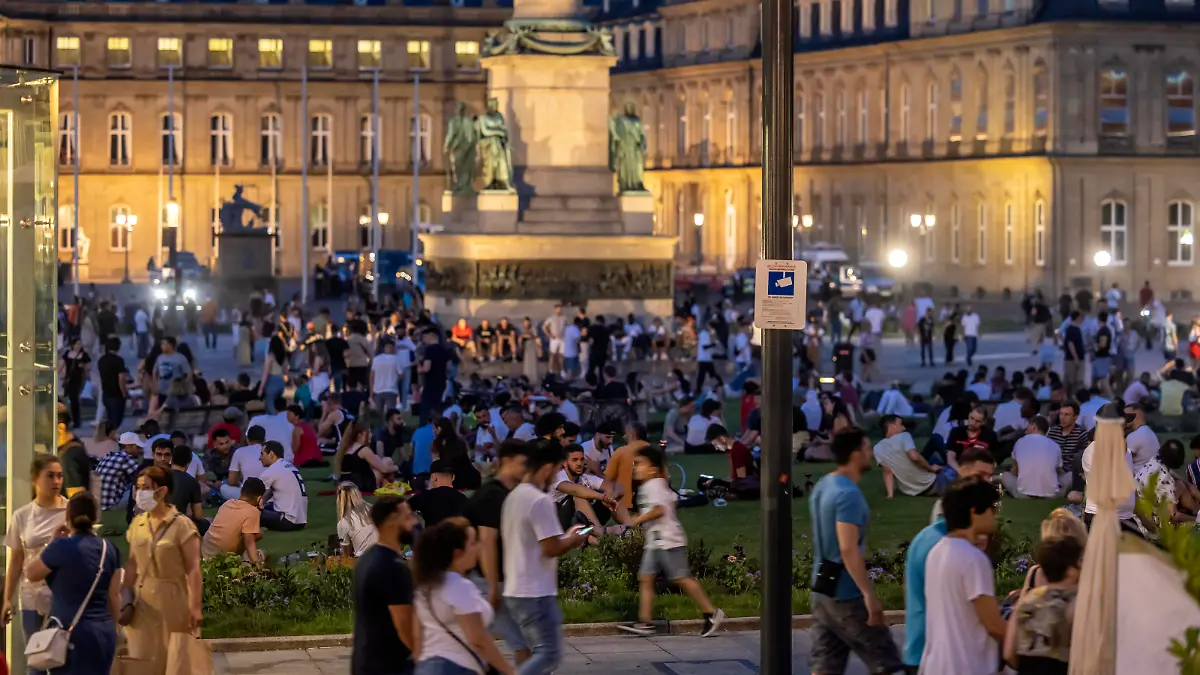 Stuttgart erwacht nach Corona-Lockerungen zu neuem Leben. Die Nacht von Samstag auf Sonntag am Schlossplatz. // 19.06.2021: DEU, Deutschland, Baden-Württemberg, Stuttgart. *** Stuttgart awakens to new life after Corona relaxations Saturday night at Schlossplatz 19 06 2021 DEU, Germany, Baden Württemberg, Stuttgart 