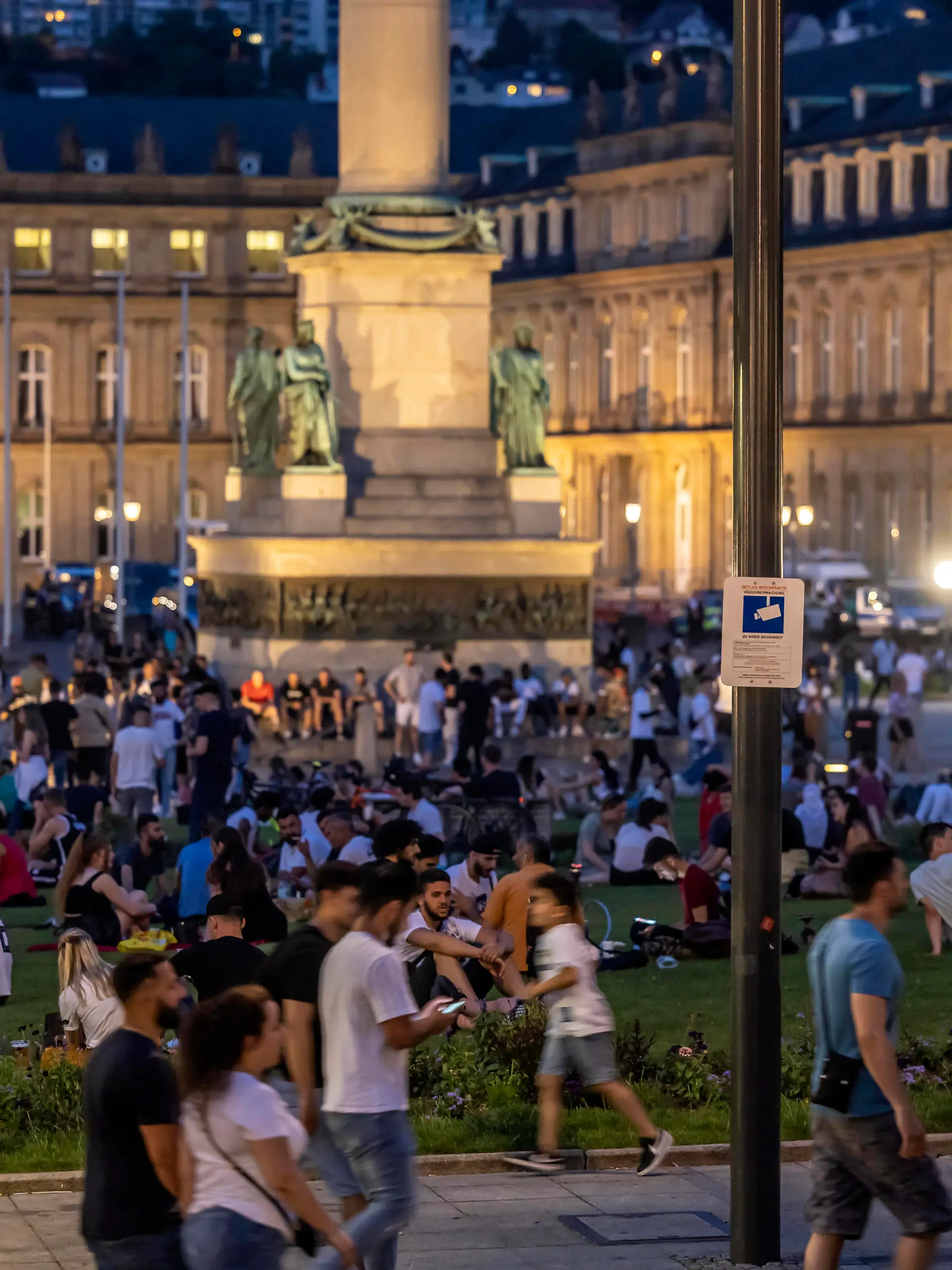 Stuttgart erwacht nach Corona-Lockerungen zu neuem Leben. Die Nacht von Samstag auf Sonntag am Schlossplatz. // 19.06.2021: DEU, Deutschland, Baden-Württemberg, Stuttgart. *** Stuttgart awakens to new life after Corona relaxations Saturday night at Schlossplatz 19 06 2021 DEU, Germany, Baden Württemberg, Stuttgart 