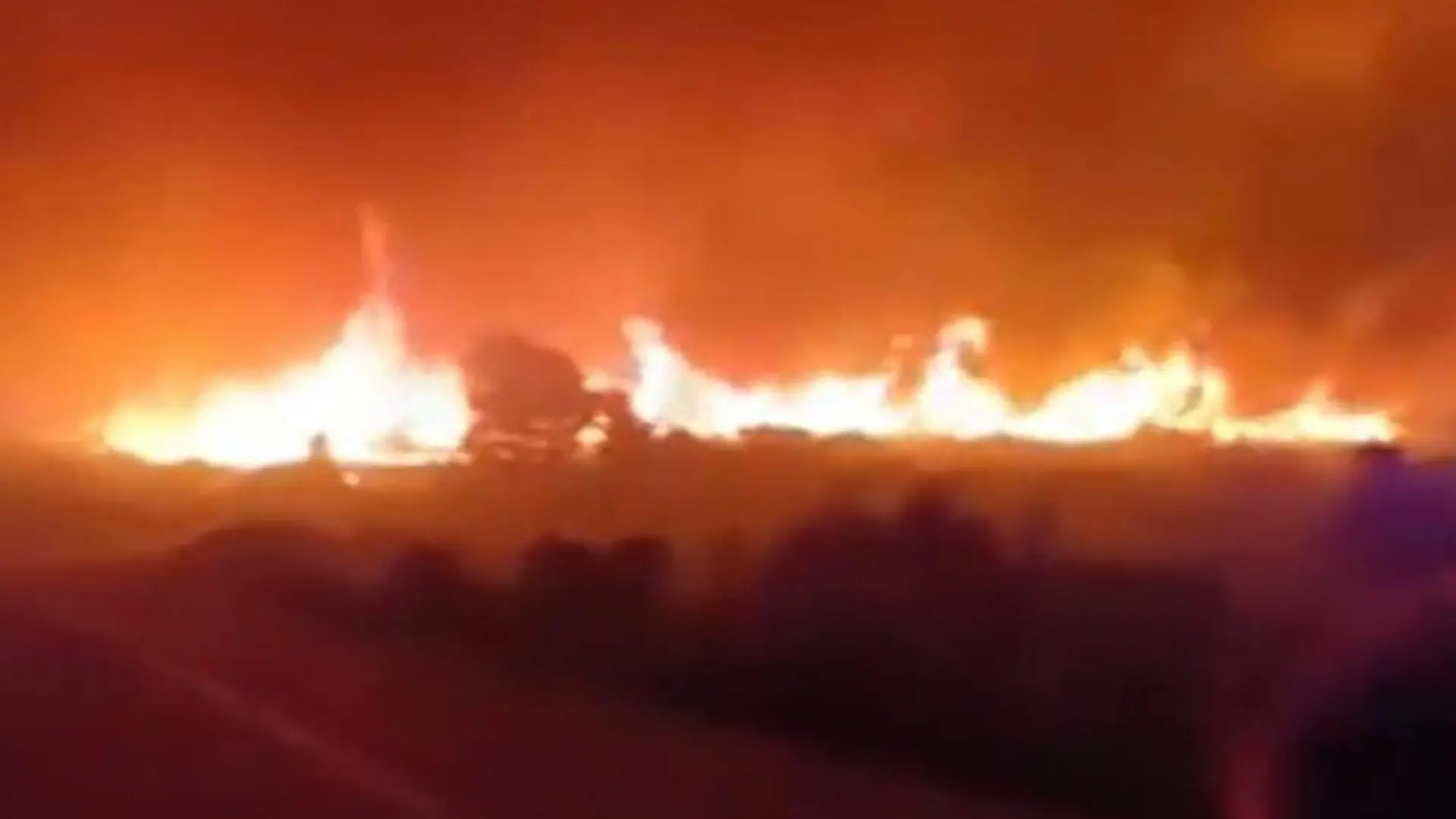XXL-Feuer auf „Mamma Mia“-Insel! Flammen wüten in berühmtem Urlaubsparadies Einsatzkräfte kämpfen gegen Waldbrand