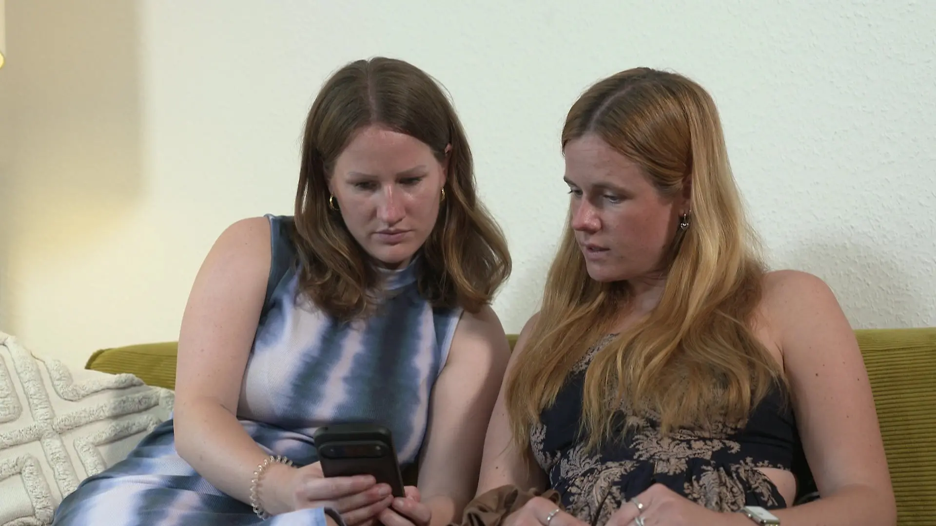 Die Schwestern Mila und Enni werden Opfer von Deepfakes.