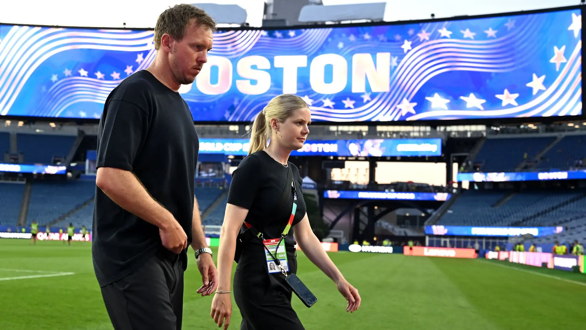 Julian Nagelsmann (l) nach dem WM-Aus im Boston Stadium. Wohin führt sein Weg?