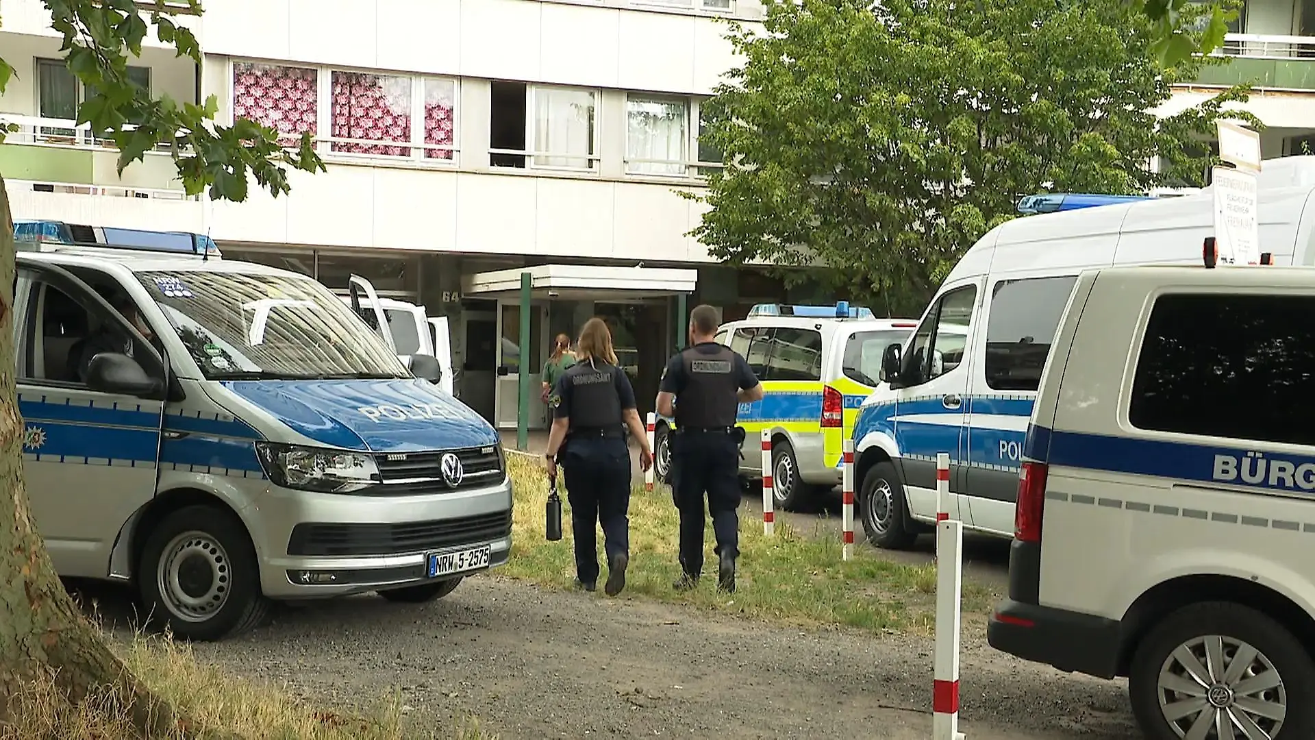 Behörden überprüfen Bewohner des „Weißen Riesen“ Kontrolle in Duisburg