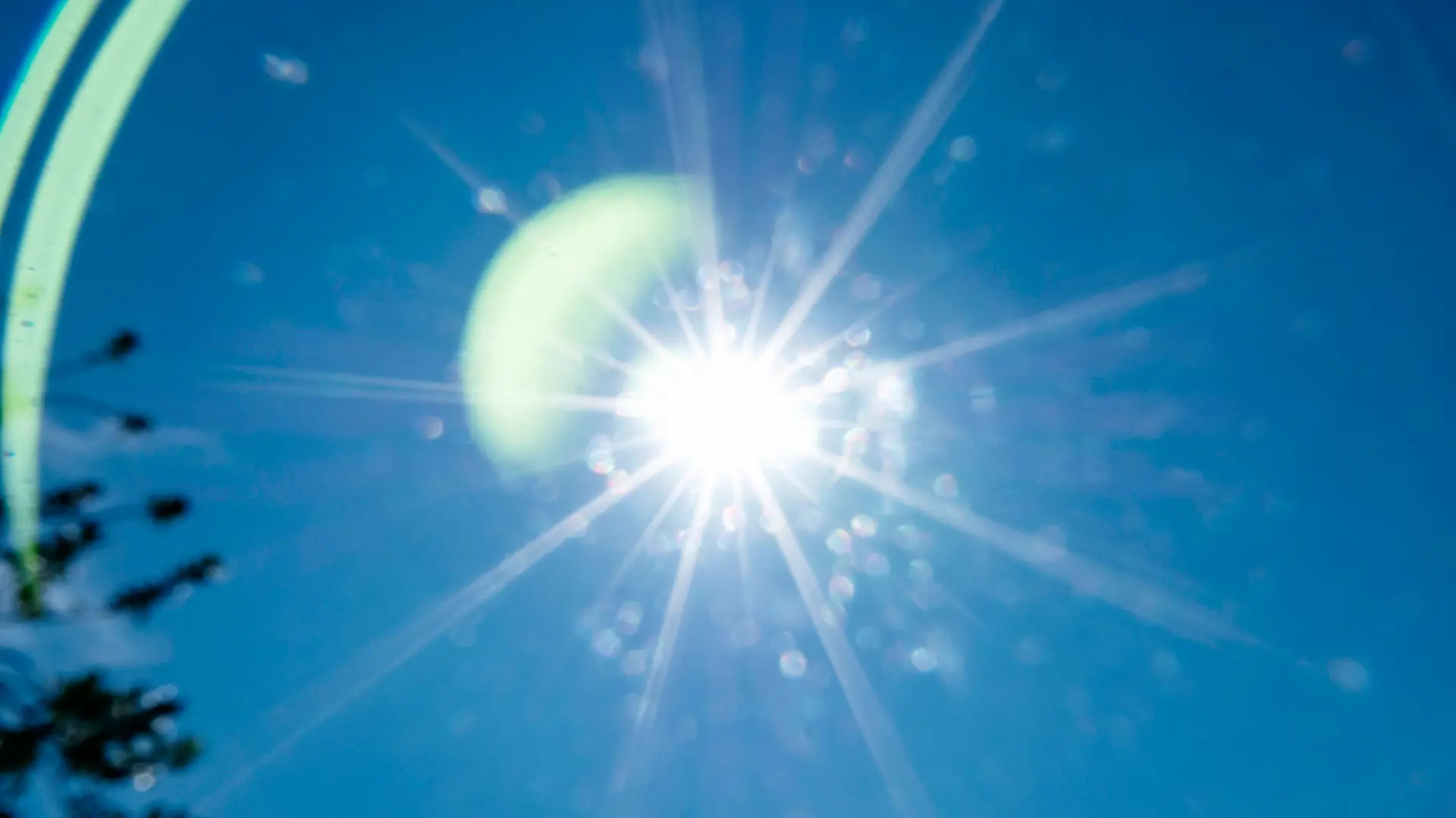 Sonne 20260628ad823 Sonne, Hitzewelle, Hitze, Sonnenschein, Himmel, Sonnenlicht, Strahlung, Sonnenstrahlen, Temperatur, Klima, Klimawandel, Trockenheit, Hochdruckgebiet, Blendung, Lichtreflex, Gluthitze, UV-Strahlung heiß, sonnig, wolkenlos, strahlend, grell, warm, intensiv, sommerlich, trocken, klar, leuchtend, hell, glühend, extrem, schweißtreibend, hochsommerlich, flirrend, klimatisch scheinen, strahlen, erhitzen, aufheizen, wärmen, leuchten, blenden, brennen, trocknen, verdunsten, flimmern, glühen, überhitzen, belasten, strahlende Sonne in wolkenlosem Himmel Hitzewelle mit intensiver Sonneneinstrahlung Klimawandel Hamburg Hamburg Deutschland Germany *** Sun 20260628ad823 Sun, heat wave, heat, sunshine, sky, sunlight, radiation, Copyright: xAchimxDuwentästerx