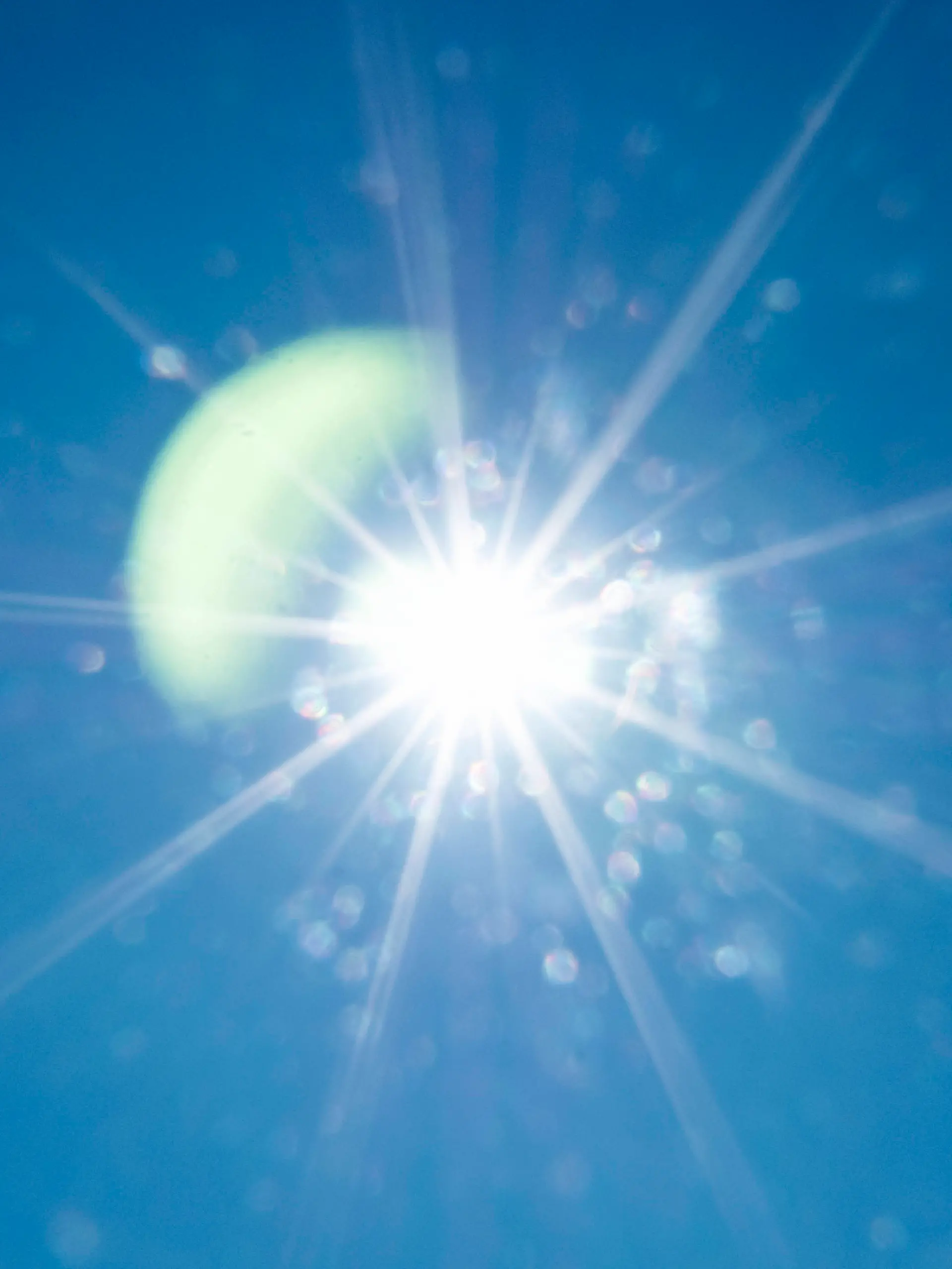 Sonne 20260628ad823 Sonne, Hitzewelle, Hitze, Sonnenschein, Himmel, Sonnenlicht, Strahlung, Sonnenstrahlen, Temperatur, Klima, Klimawandel, Trockenheit, Hochdruckgebiet, Blendung, Lichtreflex, Gluthitze, UV-Strahlung heiß, sonnig, wolkenlos, strahlend, grell, warm, intensiv, sommerlich, trocken, klar, leuchtend, hell, glühend, extrem, schweißtreibend, hochsommerlich, flirrend, klimatisch scheinen, strahlen, erhitzen, aufheizen, wärmen, leuchten, blenden, brennen, trocknen, verdunsten, flimmern, glühen, überhitzen, belasten, strahlende Sonne in wolkenlosem Himmel Hitzewelle mit intensiver Sonneneinstrahlung Klimawandel Hamburg Hamburg Deutschland Germany *** Sun 20260628ad823 Sun, heat wave, heat, sunshine, sky, sunlight, radiation, Copyright: xAchimxDuwentästerx