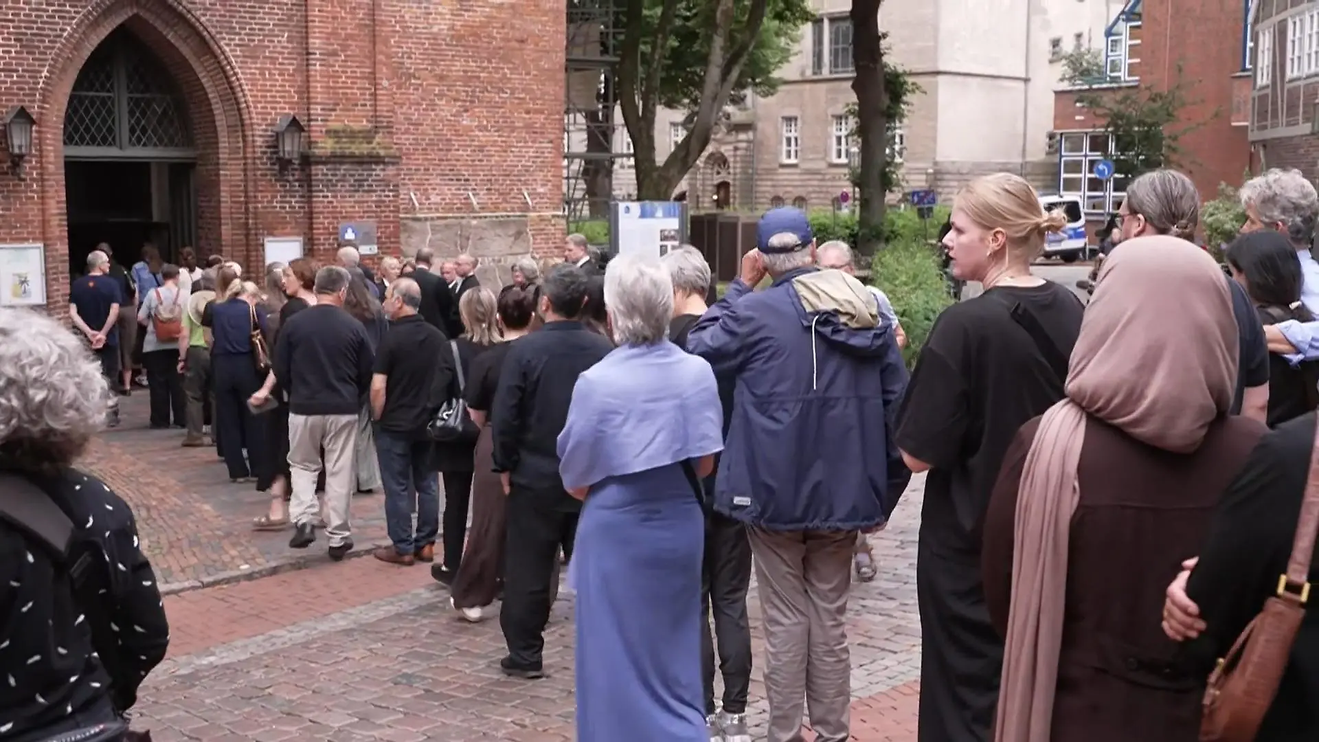 Trauer und Fassungslosigkeit nach der Bluttat in Stade Hunderte nehmen Abschied
