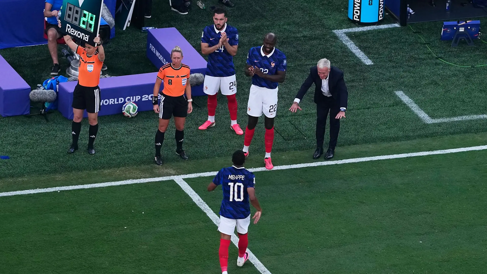 Didier Deschamps wechselte Kylian Mbappé aus - und verneigte sich.