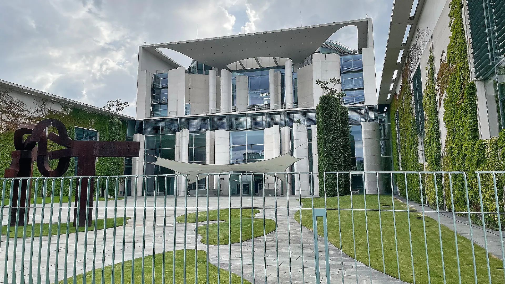 Berlin, Deutschland: Bundeskanzleramt: Gespräch mit Vertretern von Gewerkschaften, Wirtschaftsverbänden und Koalition: Das Gebäude am Abend von Außen