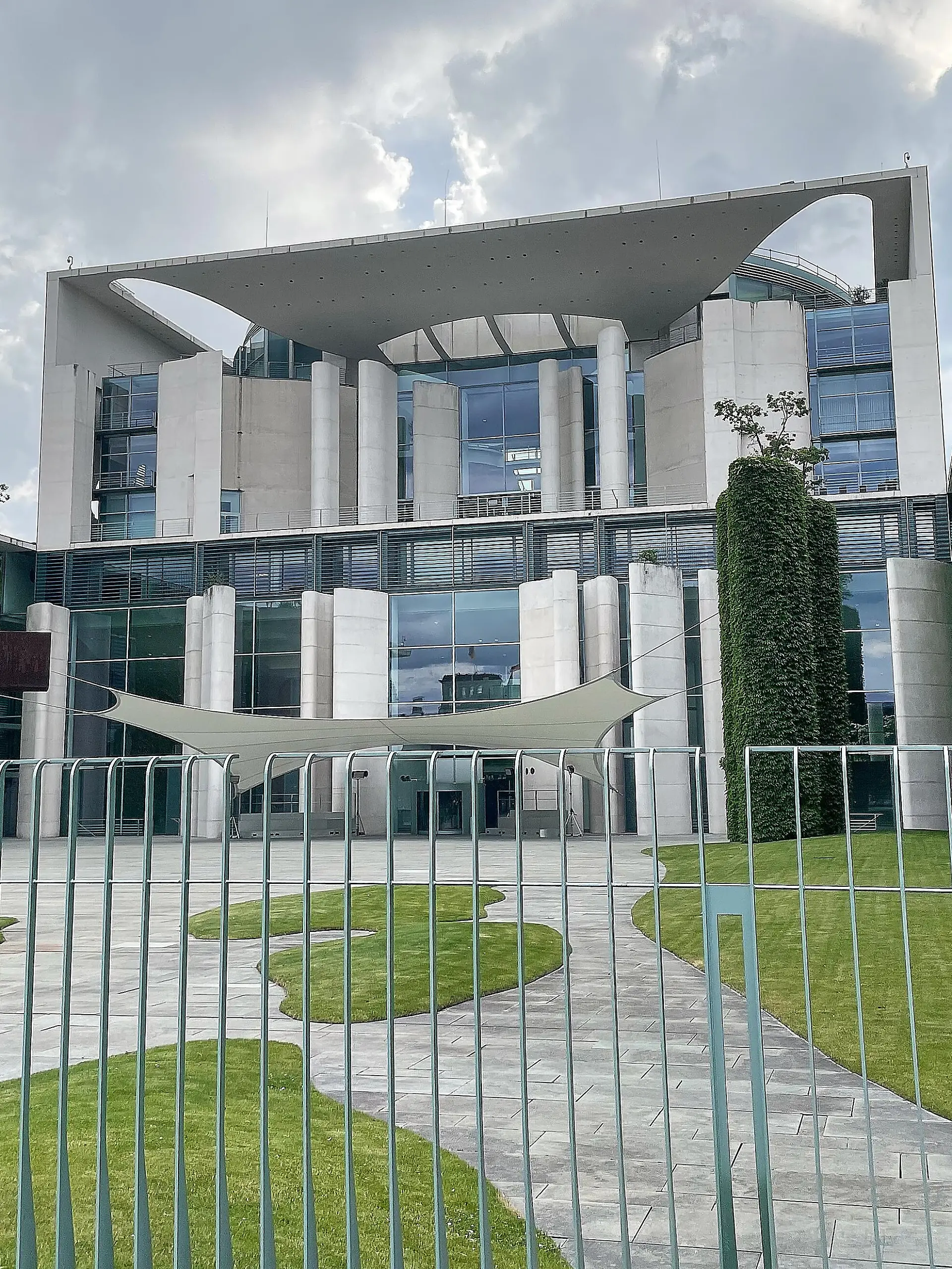 Berlin, Deutschland: Bundeskanzleramt: Gespräch mit Vertretern von Gewerkschaften, Wirtschaftsverbänden und Koalition: Das Gebäude am Abend von Außen