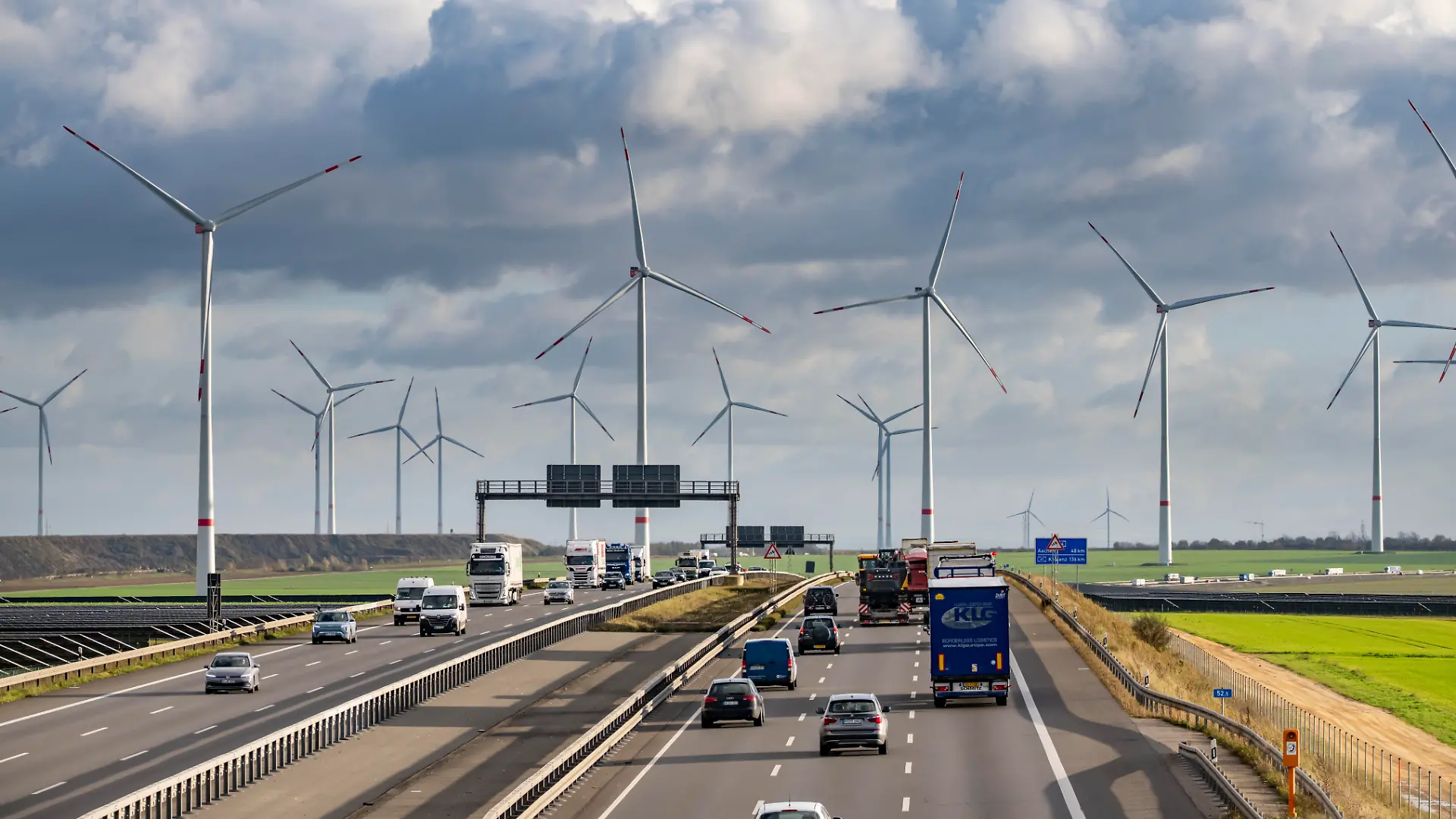 Autobahn A44 bei Bedburg, vor dem Dreieck Jackerath, rekultiviertes Tagebaugelände, Braunkohletagebau Garzweiler, Windpark Windpark Königshovener Höhe bei Bedburg, betrieben von RWE und der Stadt Bedburg, NRW, Deutschland