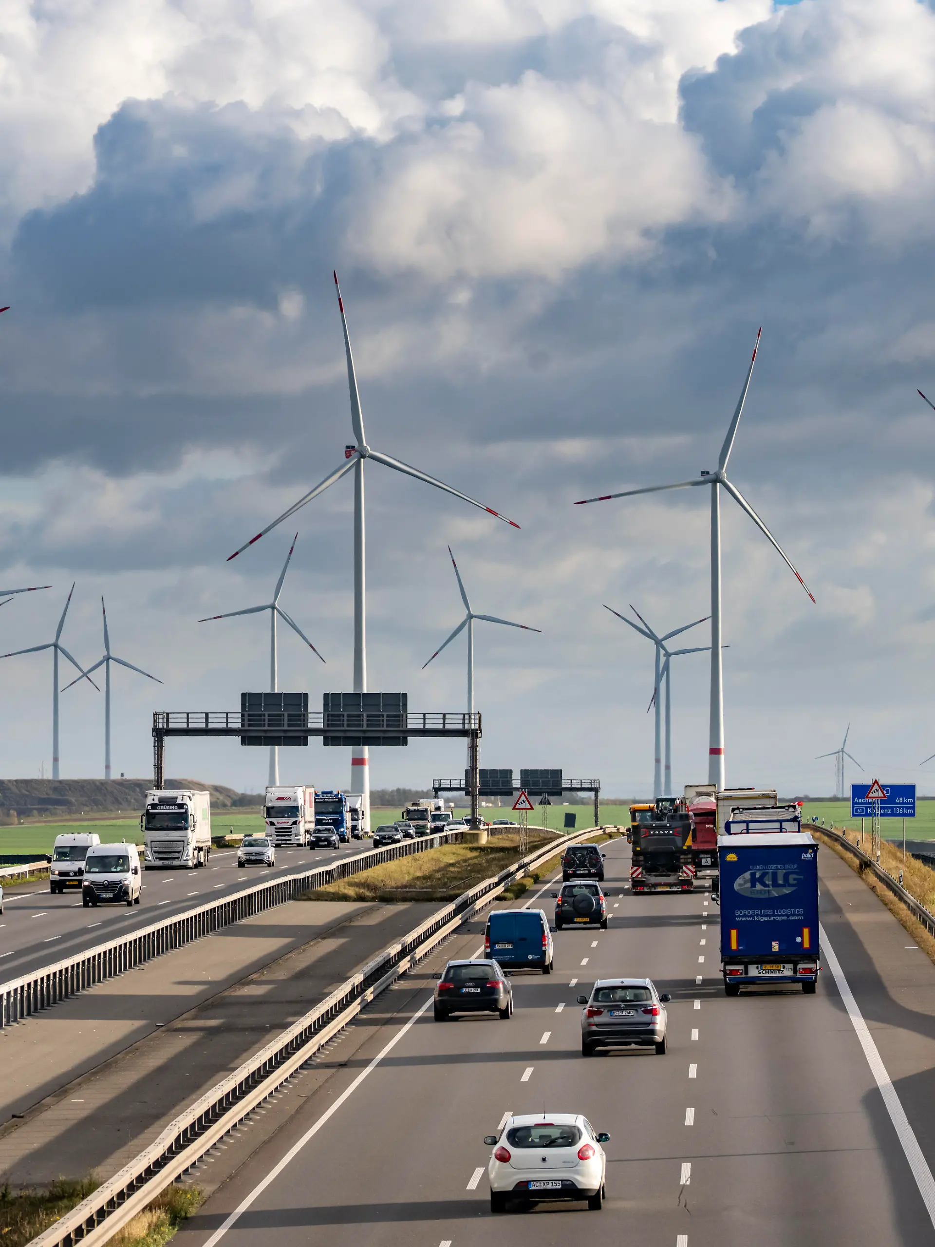 Autobahn A44 bei Bedburg, vor dem Dreieck Jackerath, rekultiviertes Tagebaugelände, Braunkohletagebau Garzweiler, Windpark Windpark Königshovener Höhe bei Bedburg, betrieben von RWE und der Stadt Bedburg, NRW, Deutschland