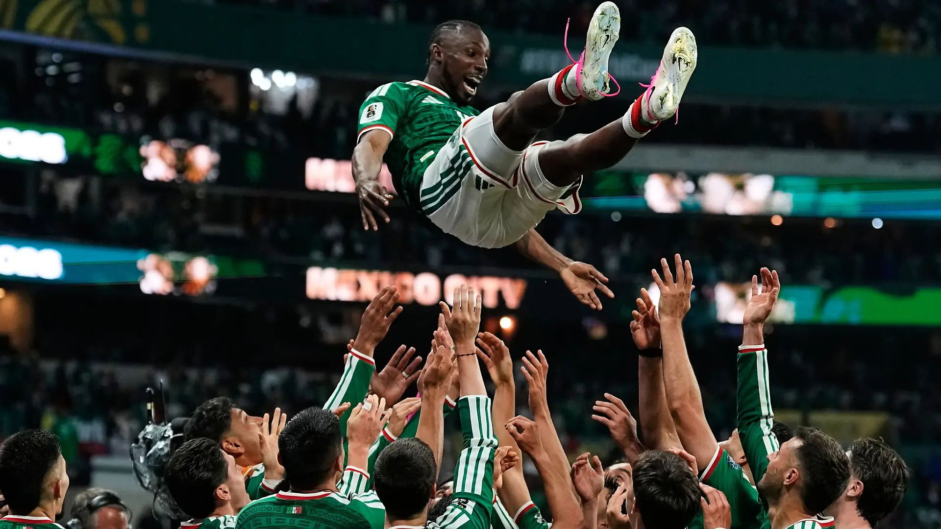 Mexikos Team feiert einen berauschenden WM-Abend.