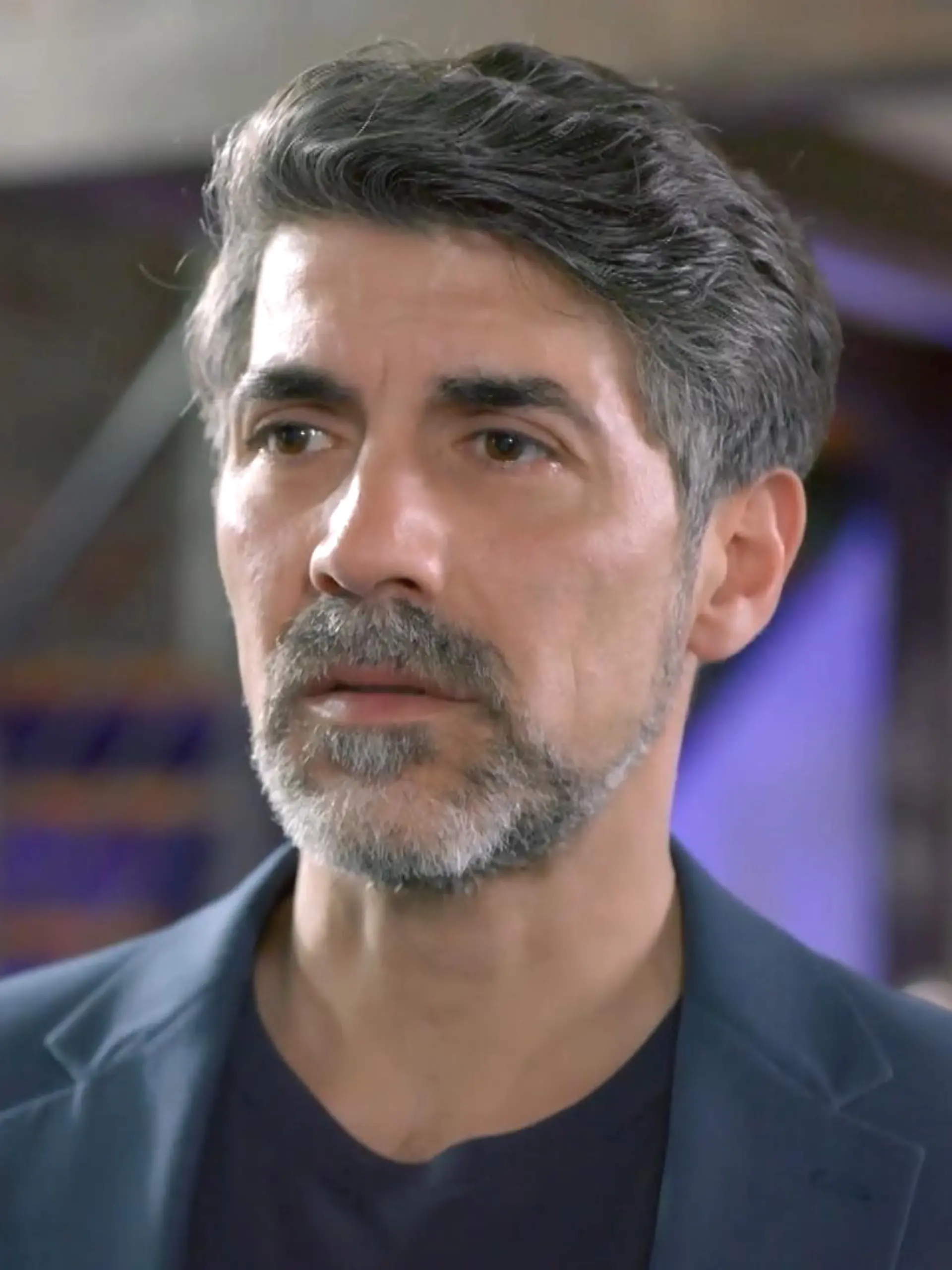 Unter uns: Ferhat erfährt den Hintergrund von Nurays Tod