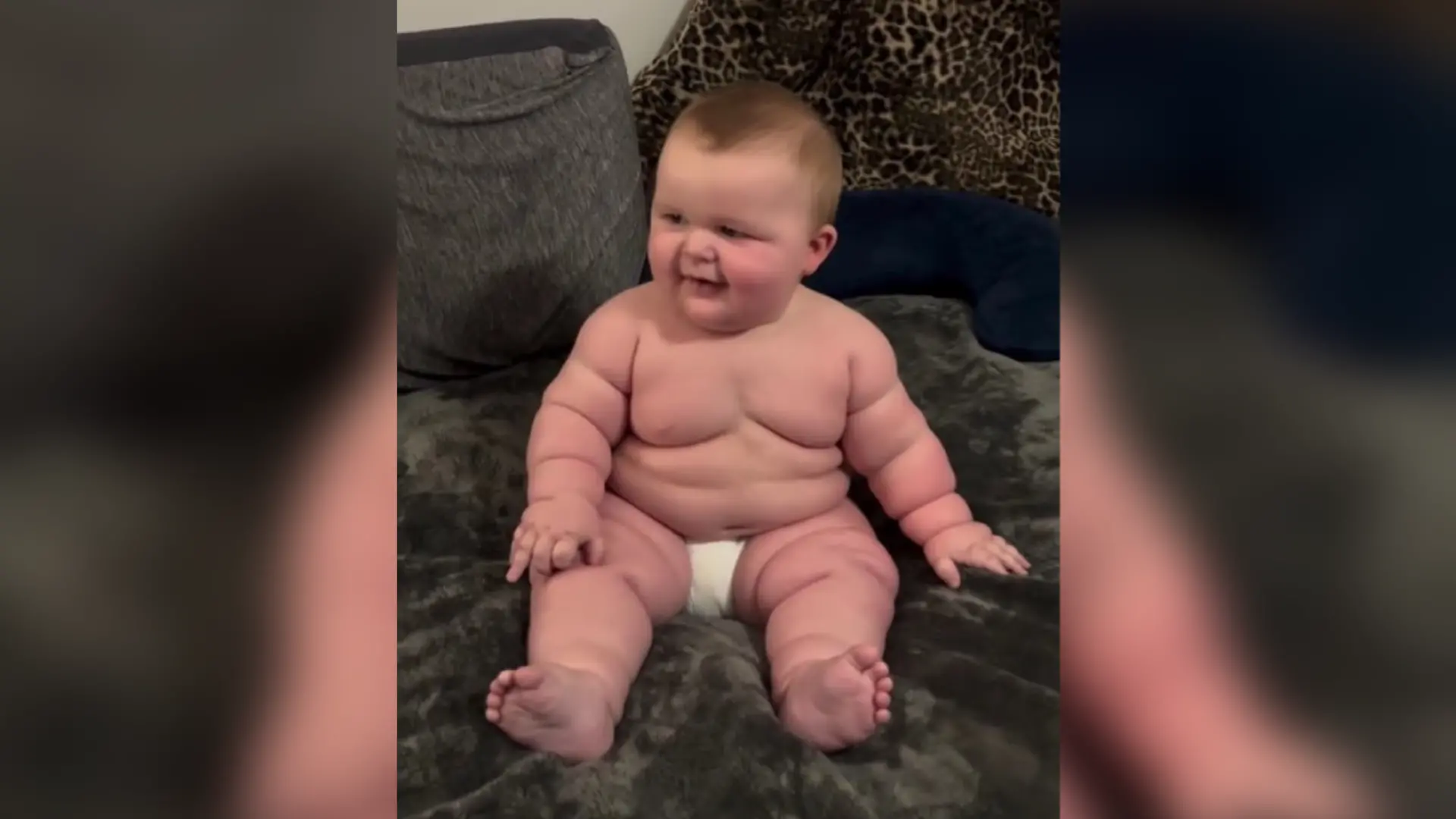 Mit acht Monaten wiegt Axyl bereits fast 18 Kilogramm und entwickelt sich deutlich schneller als andere Babys.