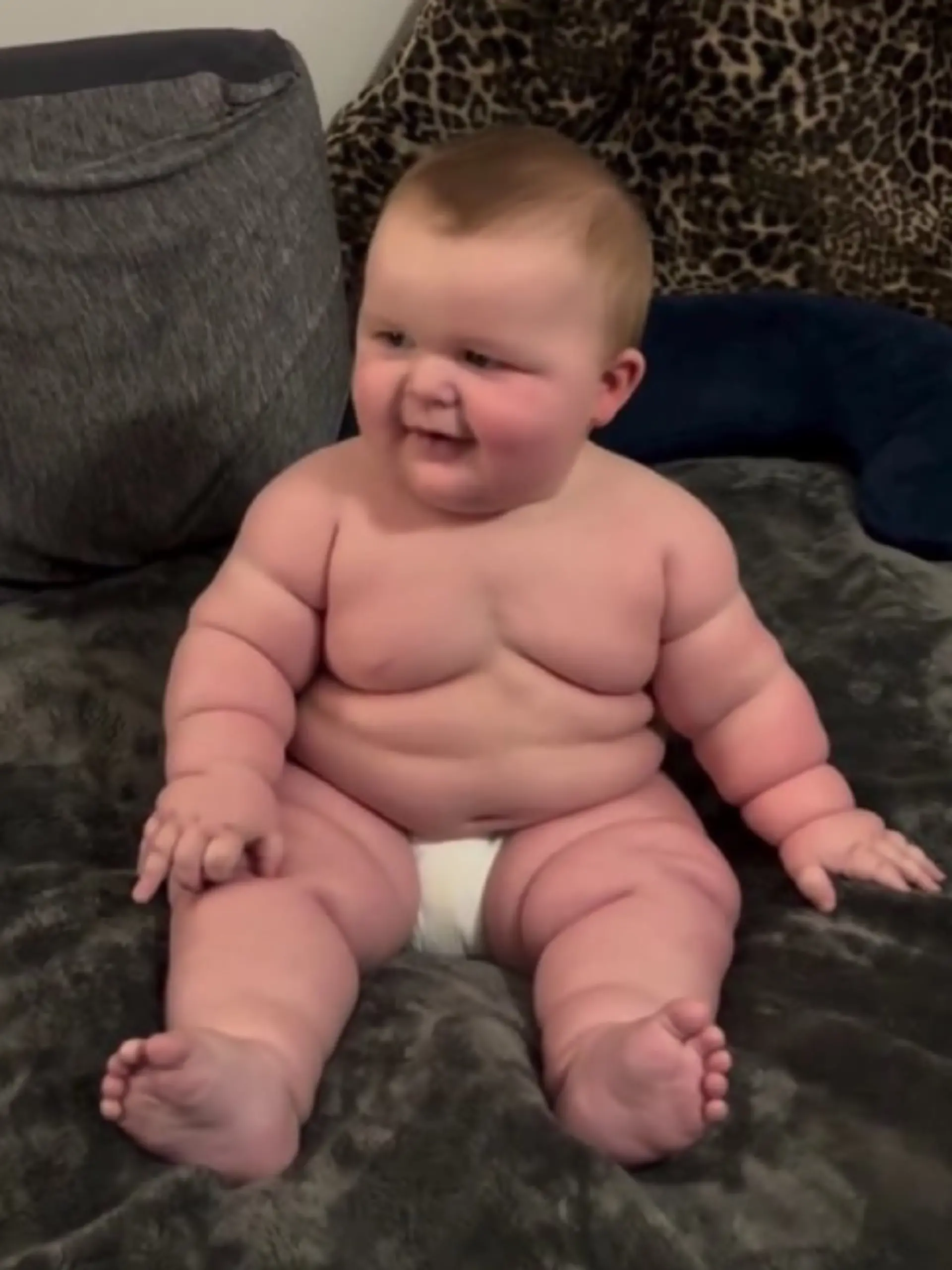 Mit acht Monaten wiegt Axyl bereits fast 18 Kilogramm und entwickelt sich deutlich schneller als andere Babys.