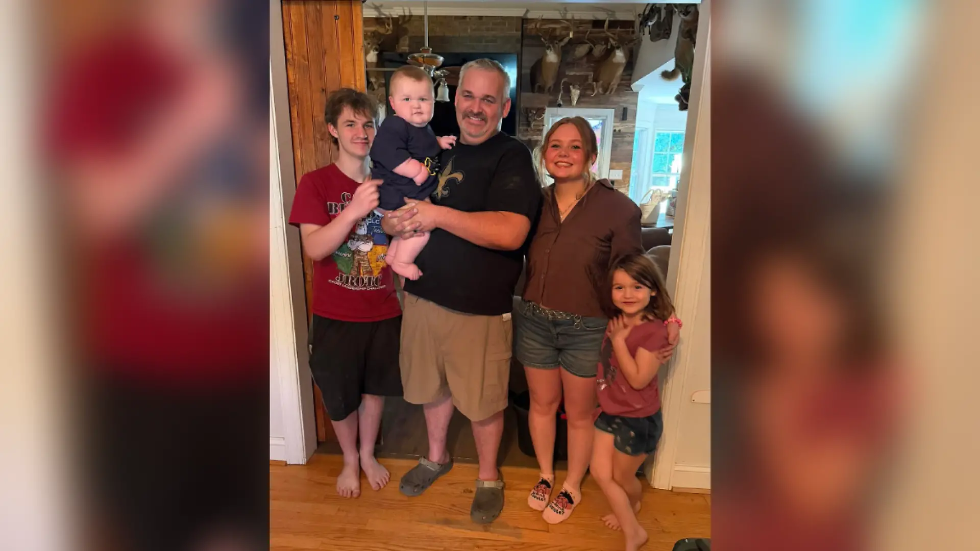 Der acht Monate alte Axyl sticht bei der Familie mit vier Kindern sofort ins Auge.