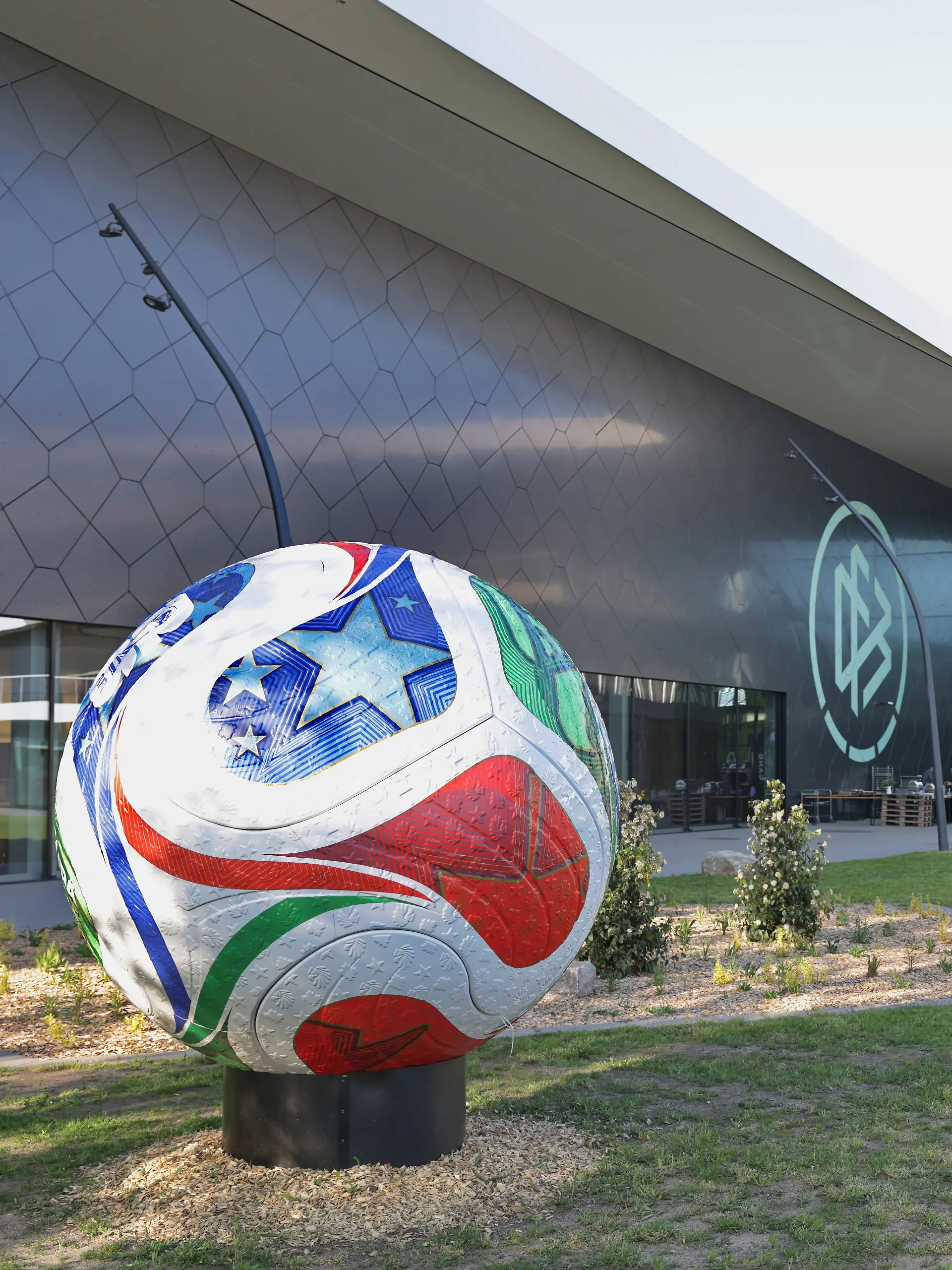Bild zu: "Auch das noch! Razzia beim DFB"