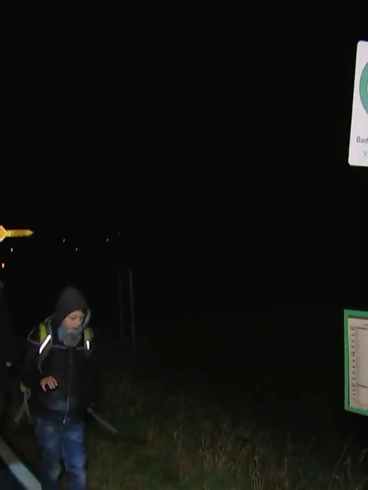 Bild zu: "Bushaltestelle an der Schnellstraße"