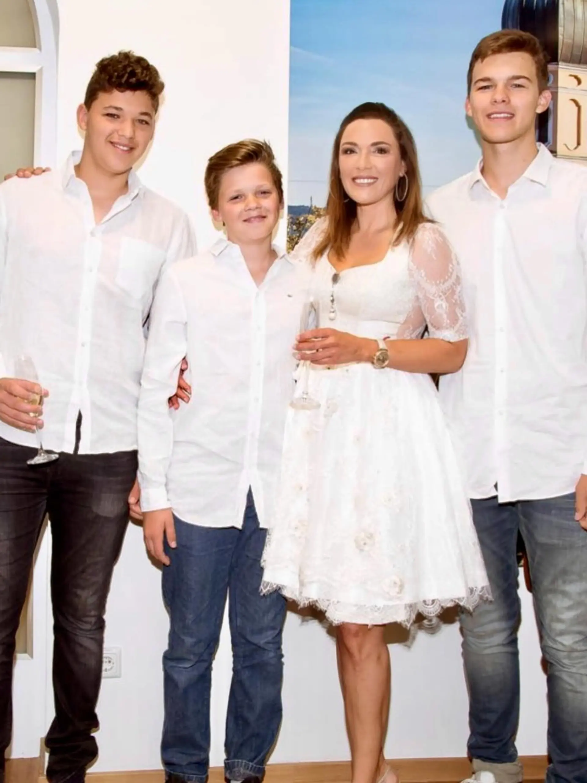 Simone Ballack mit ihren Söhnen Louis, Jordi und Emilio
