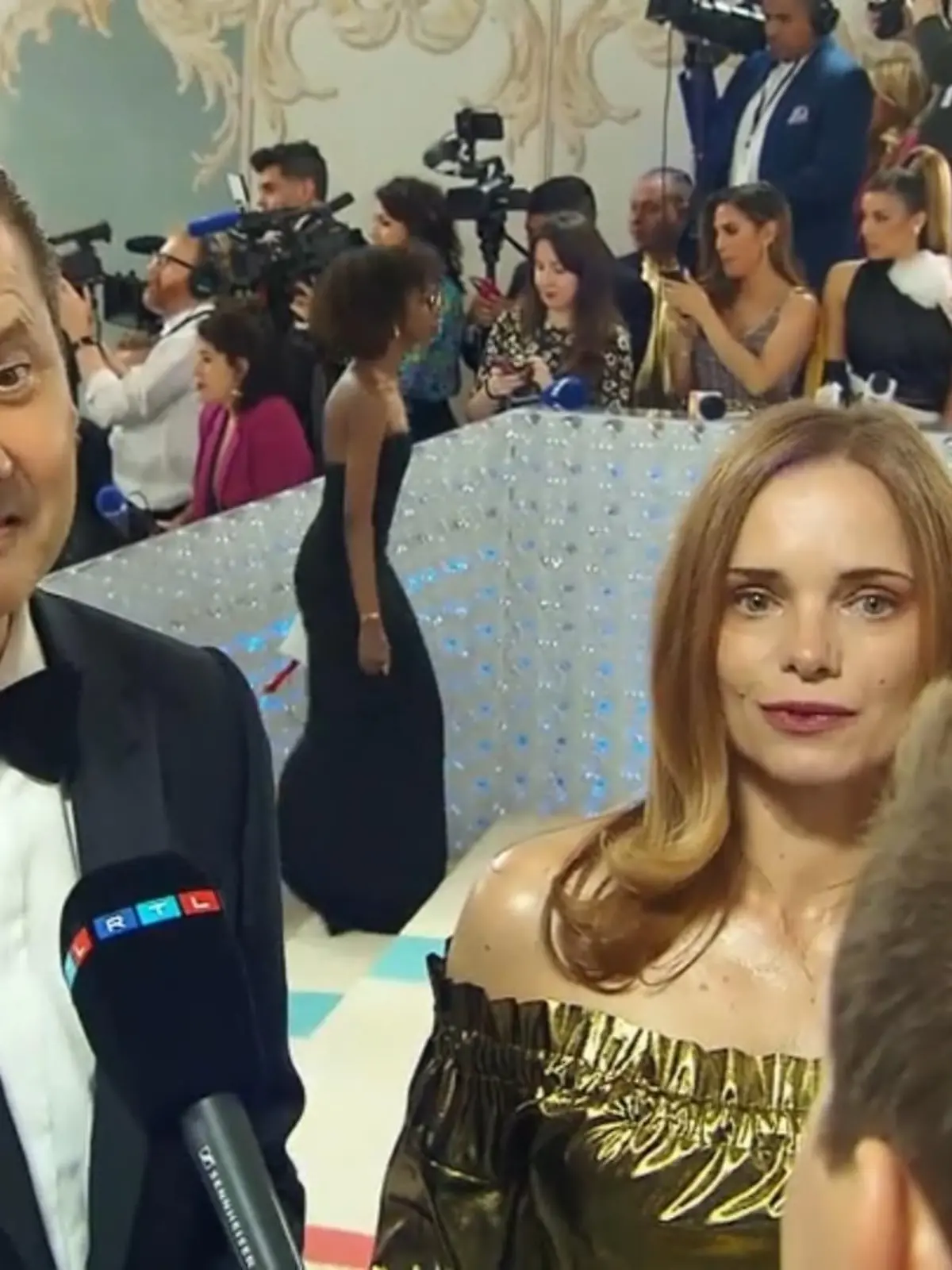 Die MET-Gala in New York ist das größte Promi-Event der Welt. Gastgeber ist bekanntlich die Vogue-Chefin Anna Wintour, aber auch Max und Nina Hollein sind Gastgeber des Events. Max Hollein war lange der wichtigste Museumsdirektor in Frankfurt und ist auch heute noch in Hessen verwurzelt. Unserem New Yorker Reporter geben die Holleins ein Interview am Carpet und verraten auch Geheimnisse über die Gala. Mehr dazu im Countdown!