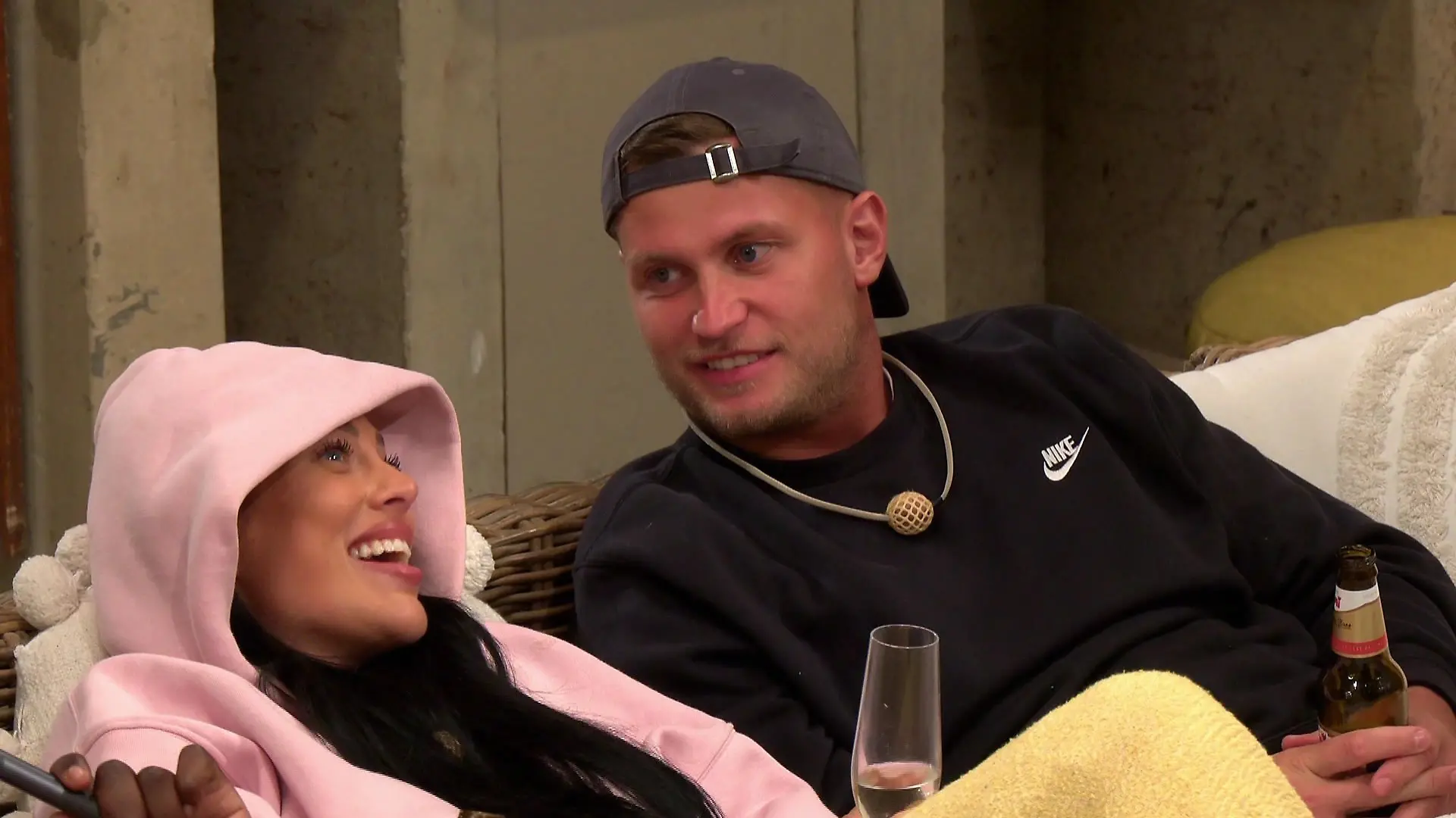 Diese Blicke zwischen Jessica und Richard bleiben in der „Prominent getrennt”-Villa nicht lange unentdeckt.