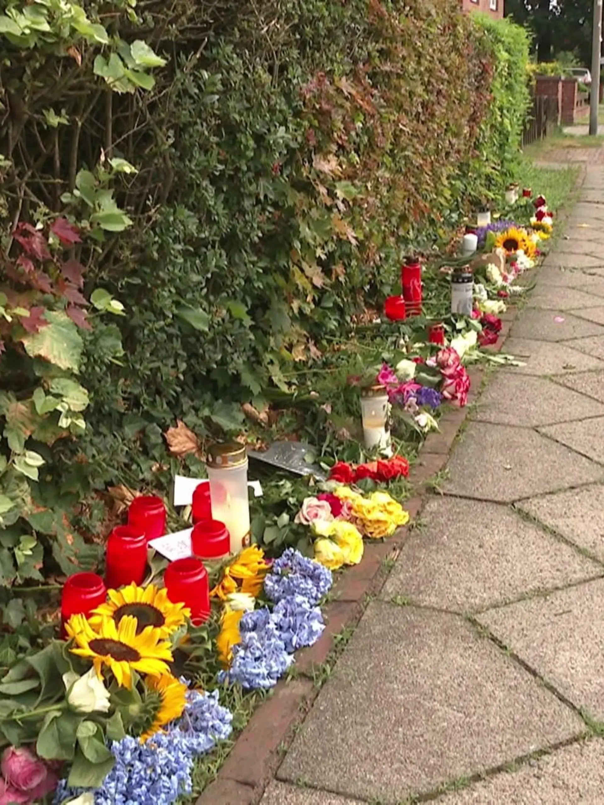 Bild zu: "Blumen, Tränen und neue Ermittlungsdetails: Stade trauert weiter"
