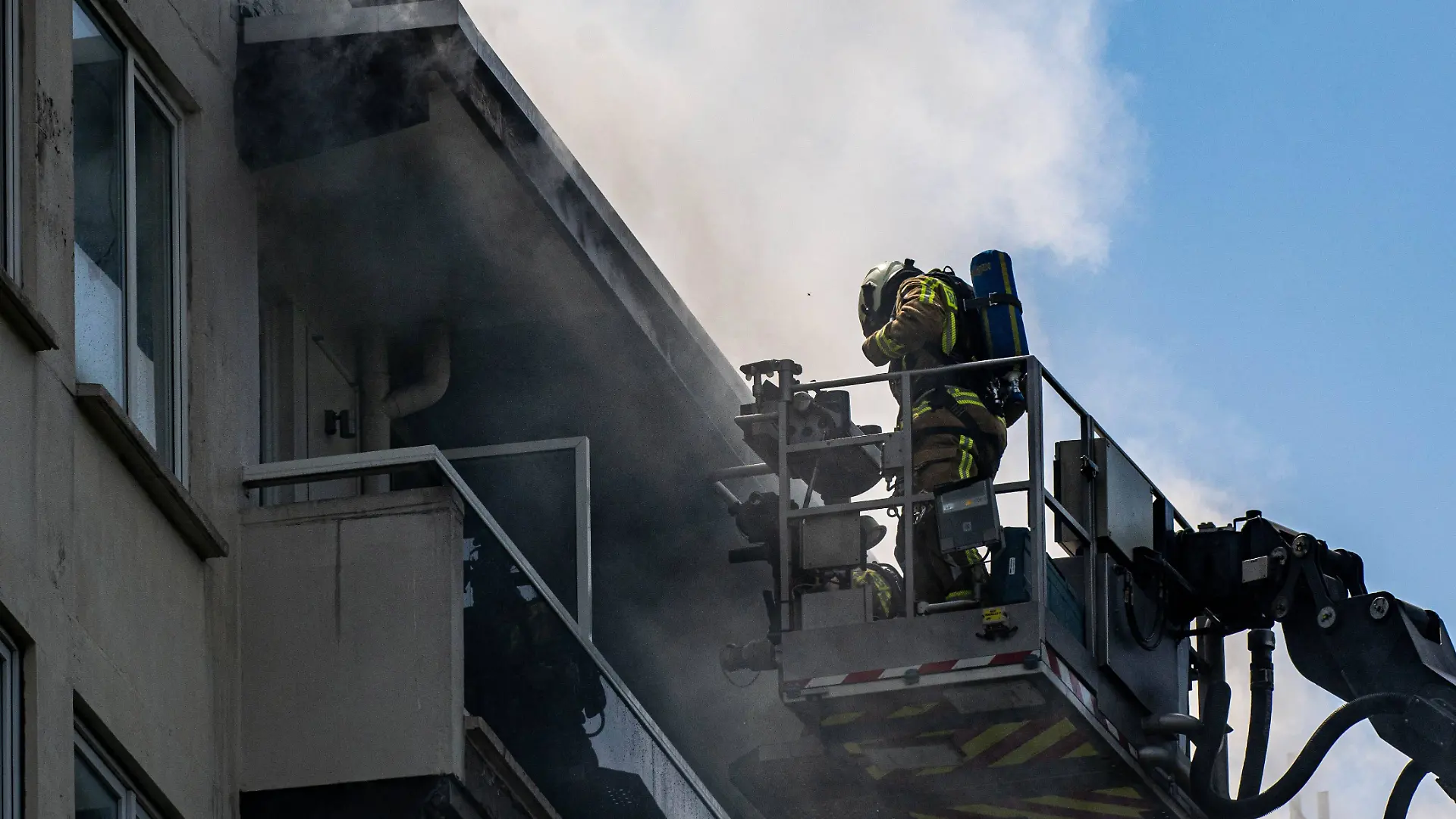 Firefighters pictured at the scene of a fire in an apartment building in the August Vermeylenlaan street in Antwerp on Wednesday 01 July 2026. According to the first information the fire broke out on the eighth level of the 10-floor building. PUBLICATIONxNOTxINxBELxFRAxNEDxLUX JONASxROOSENS 180080138