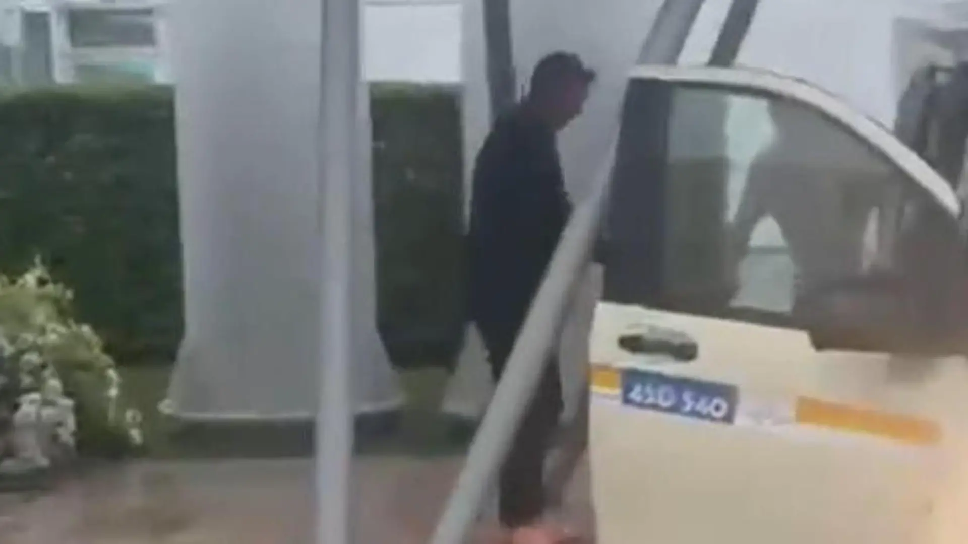 Die ersten Bilder nach der Landung! HIER verschwindet Nagelsmann im Taxi Schnell weg nach dem WM-Aus